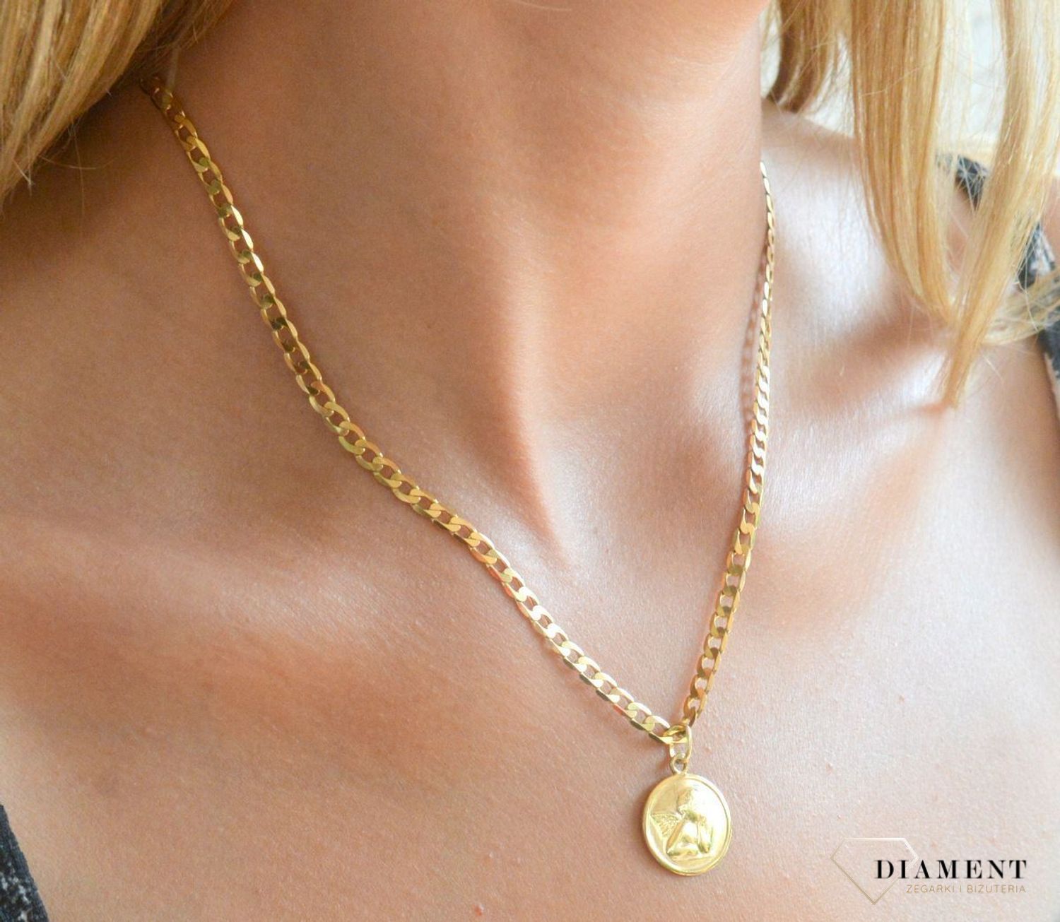 Złota zawieszka 333 medalik Anioł Stróż DIA-ZAW-0535-333 Złota zawieszka medalik o owalnym kształcie z wizerunkiem śpiącego aniołka.1.jpg