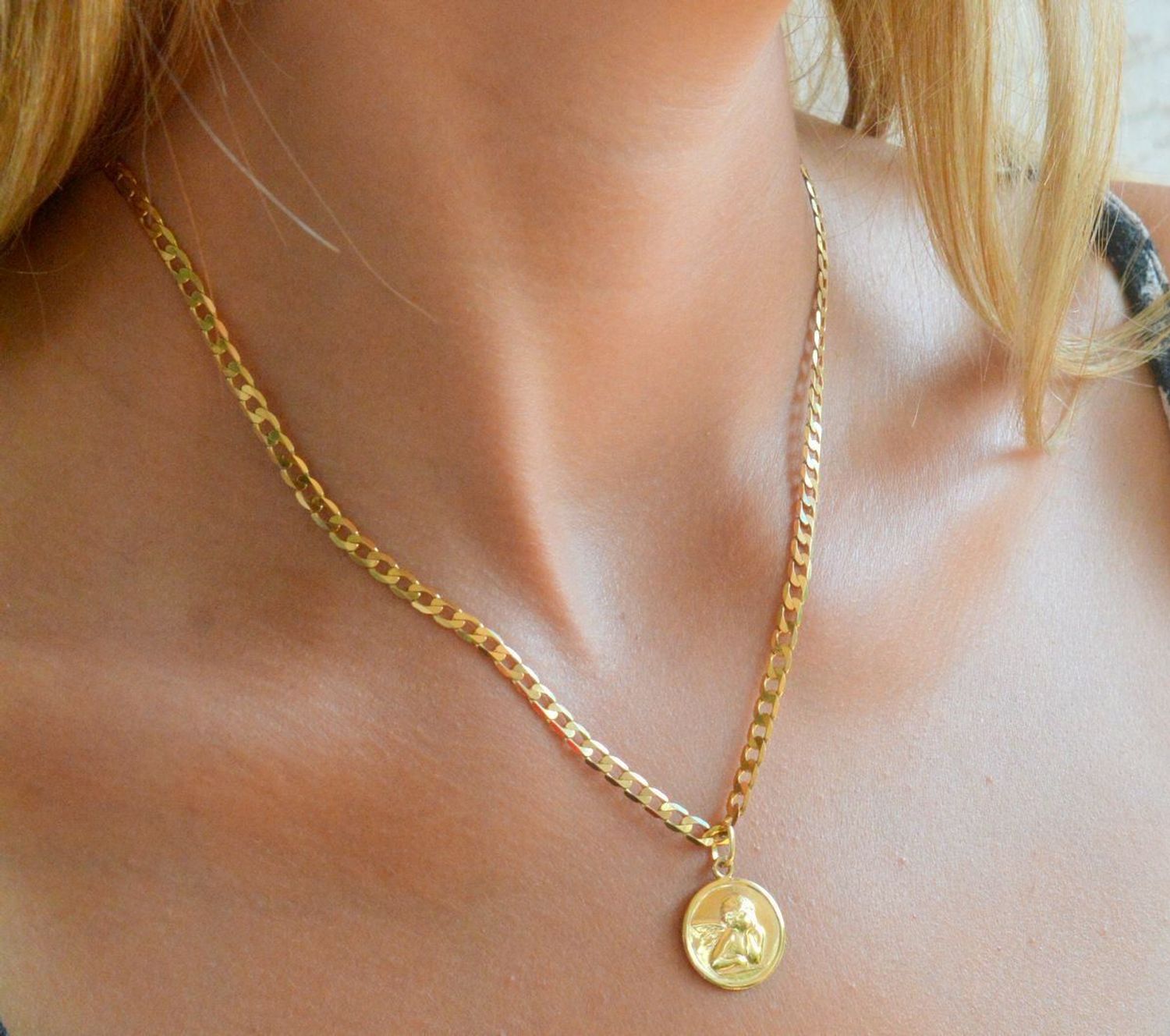 Złota zawieszka 585 medalik okrągły Aniołek.jpg