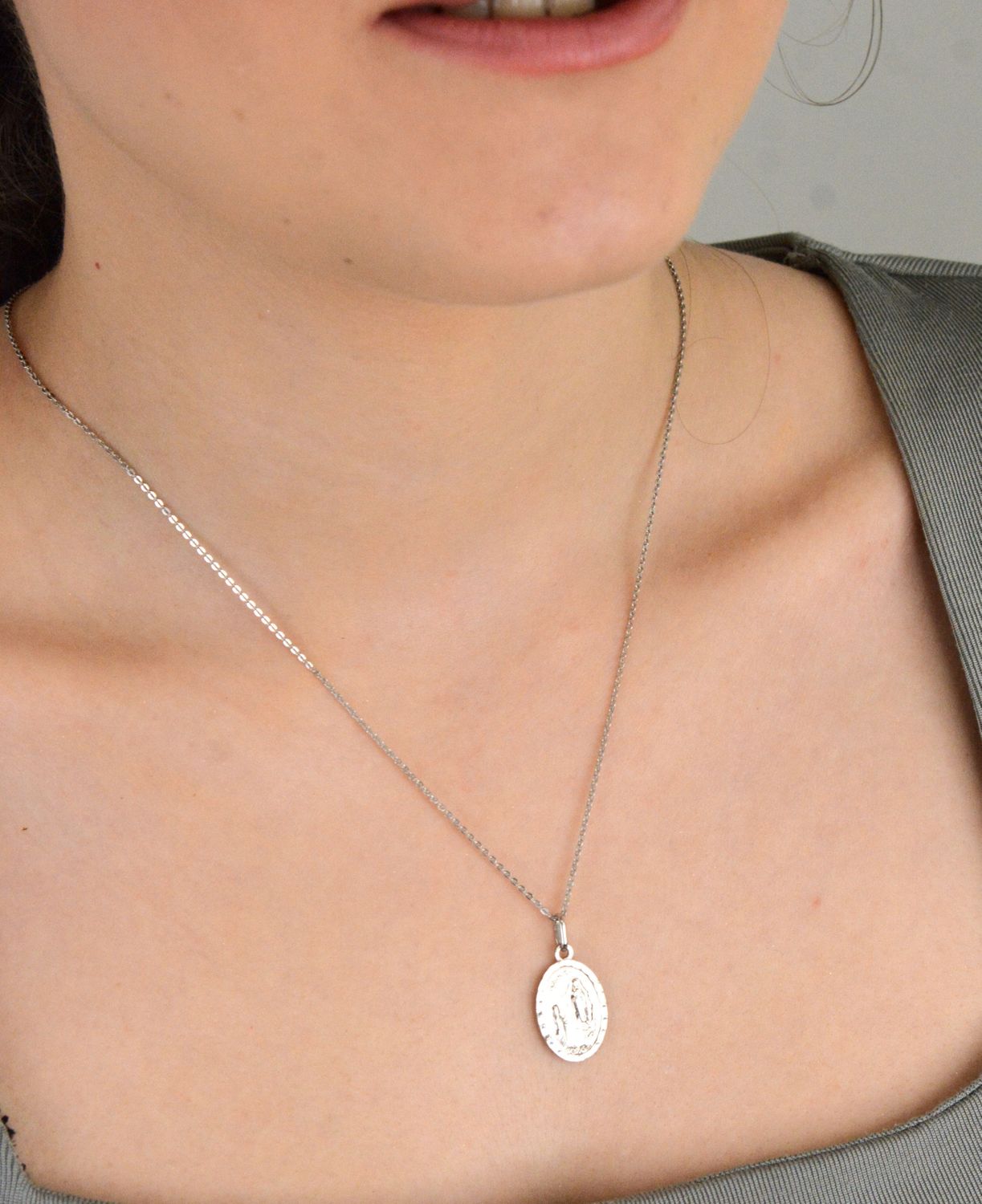 Zawieszka białe złoto Medalik z Matką Boską pr 585, DIA-ZAW-0537-585 Złota zawieszka 585 medalik z Matką Boską. Medalik będący wspaniałą pamiątką1.jpg