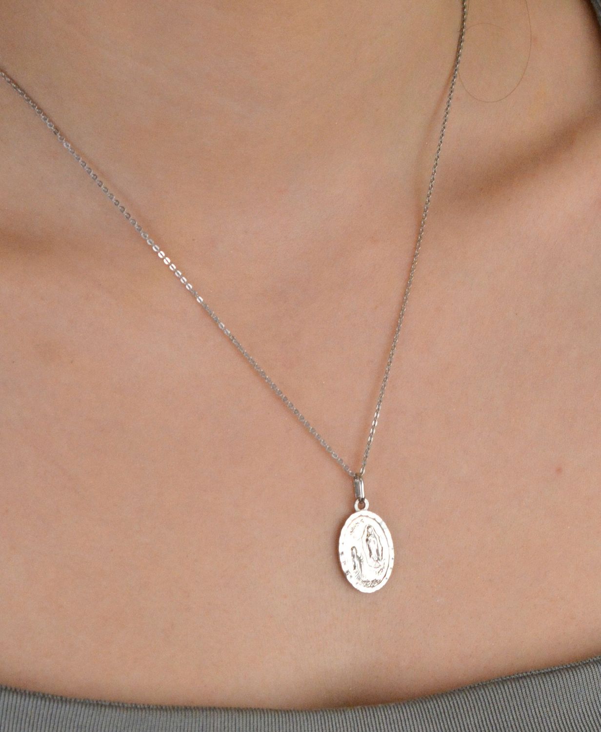 Zawieszka białe złoto Medalik z Matką Boską pr 585, DIA-ZAW-0537-585 Złota zawieszka 585 medalik z Matką Boską. Medalik będący wspaniałą pamiątką1.jpg