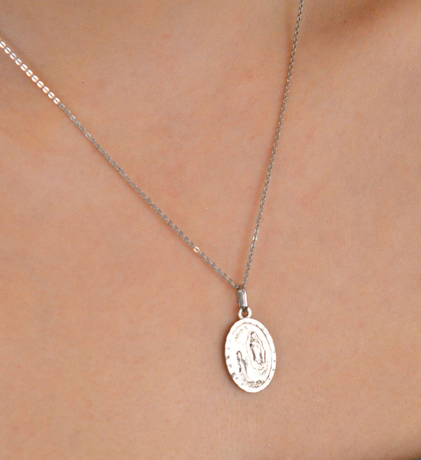 Zawieszka białe złoto Medalik z Matką Boską pr 585, DIA-ZAW-0537-585 Złota zawieszka 585 medalik z Matką Boską. Medalik będący wspaniałą pamiątką1.jpg