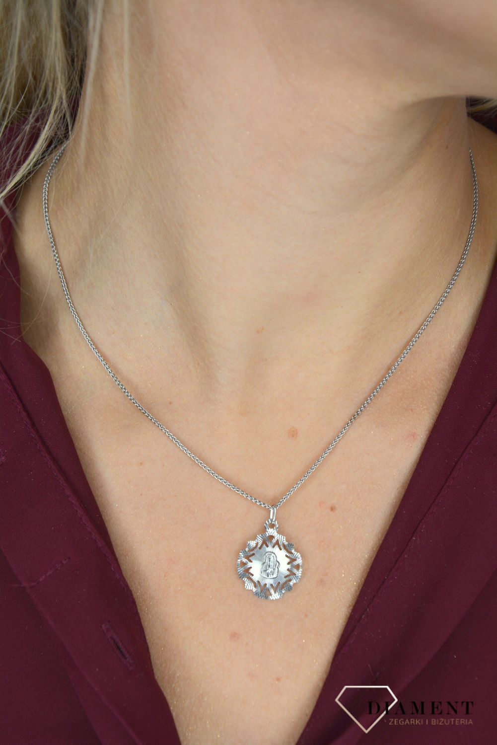 Złota zawieszka medalik z ażurową koronką białe złoto DIA-ZAW-0538-585. Złoty medalik wykonany z wysokiej jakości białego złota. Medalik na prezent z okazji komunii lub chrztu.15.jpg