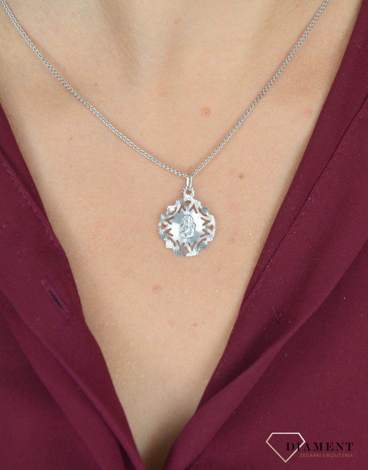 Złota zawieszka medalik z ażurową koronką białe złoto DIA-ZAW-0538-585. Złoty medalik wykonany z wysokiej jakości białego złota. Medalik na prezent z okazji komunii lub chrztu.15.jpg
