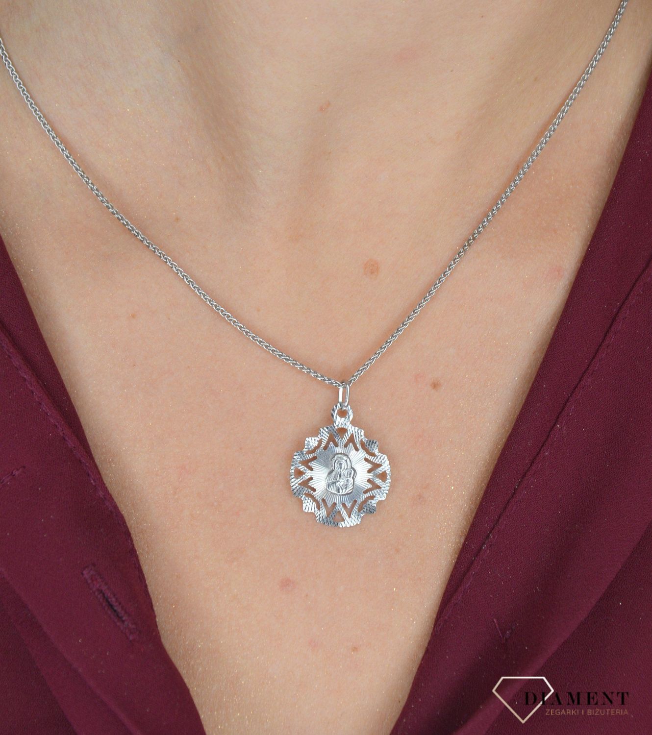 Złota zawieszka medalik z ażurową koronką białe złoto DIA-ZAW-0538-585. Złoty medalik wykonany z wysokiej jakości białego złota. Medalik na prezent z okazji komunii lub chrztu.15.jpg