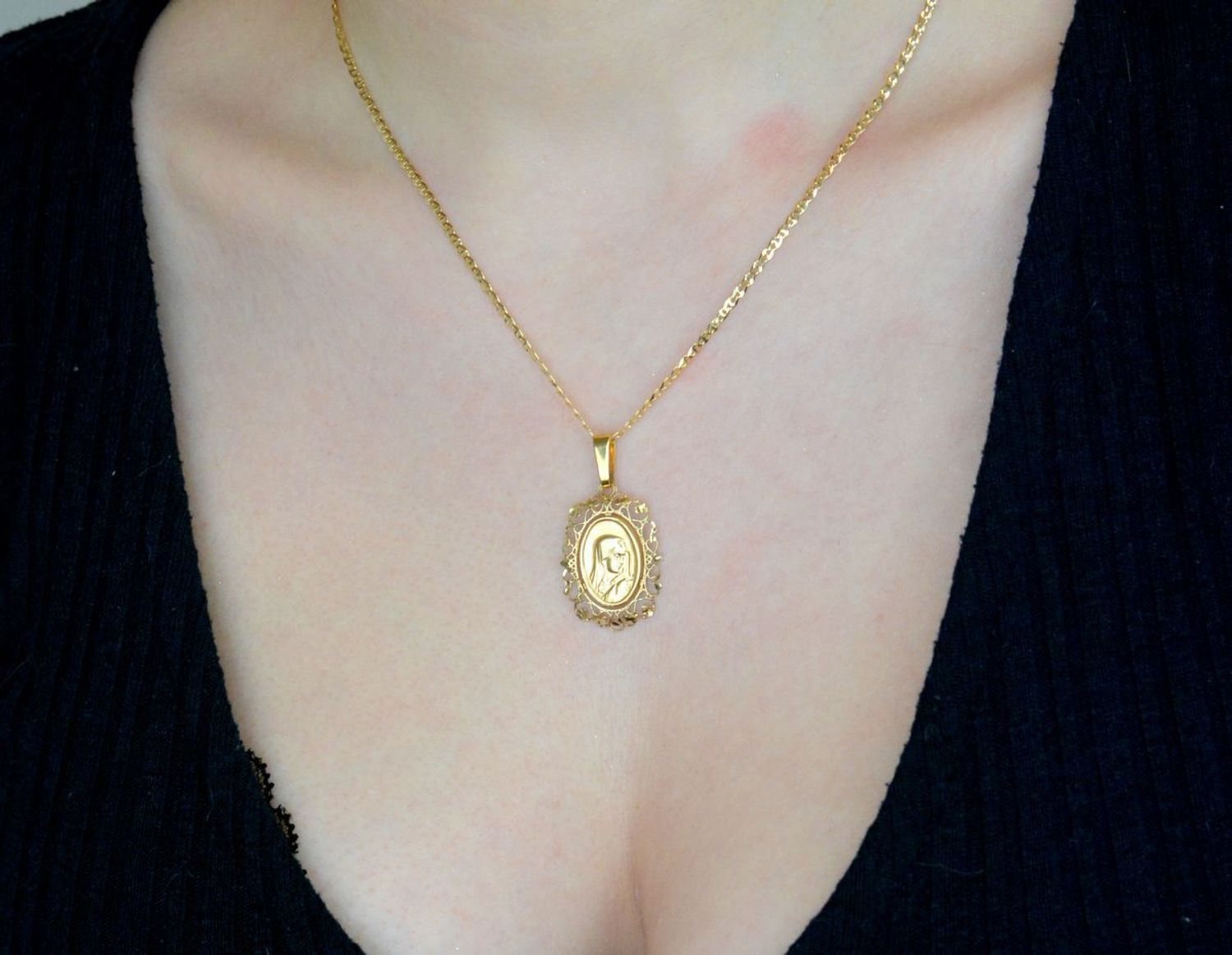 Zawieszka złota medalik Matka Boska Bolesna 585 DIA-ZAW-0548-585.  Złoty medalik to wyjątkowa pamiątka na lata. Medalik dla dziecka. Medalik na chrzest. Medalik złoty na komunię.  Medalik 1.jpg