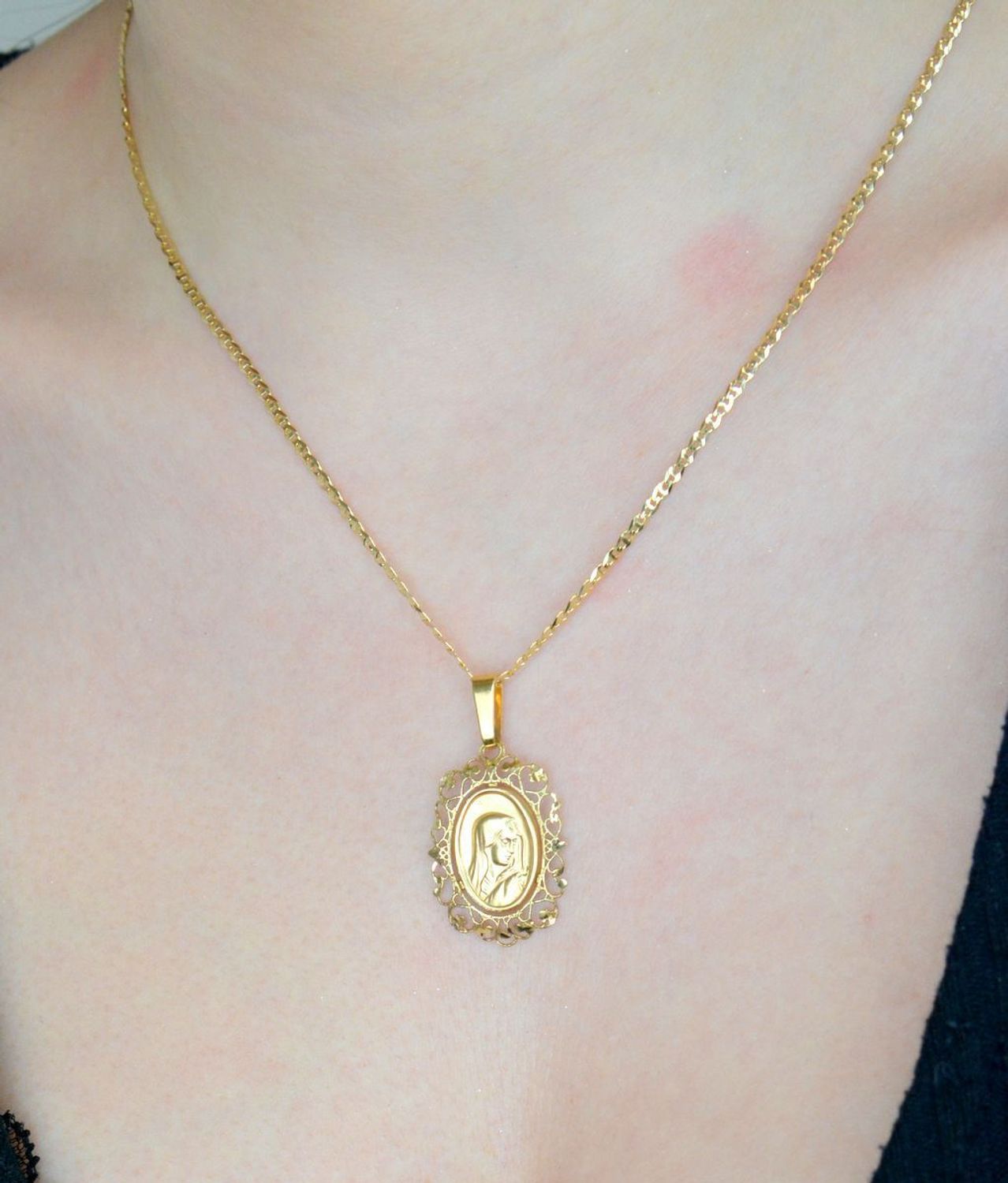 Zawieszka złota medalik Matka Boska Bolesna 585 DIA-ZAW-0548-585.  Złoty medalik to wyjątkowa pamiątka na lata. Medalik dla dziecka. Medalik na chrzest. Medalik złoty na komunię.  Medalik 1.jpg