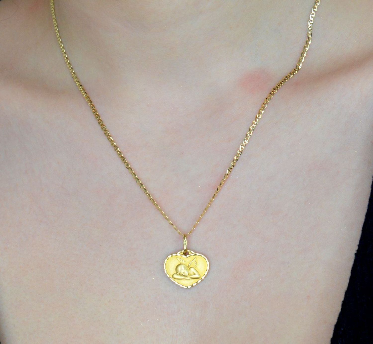 Zawieszka złota medalik z aniołkiem serce, próba 585 DIA-ZAW-0556-585.  Złoty medalik to wyjątkowa pamiątka na lata. Medalik dla dziecka. Medalik na chrzest. Medalik złoty na komunię.1.jpg