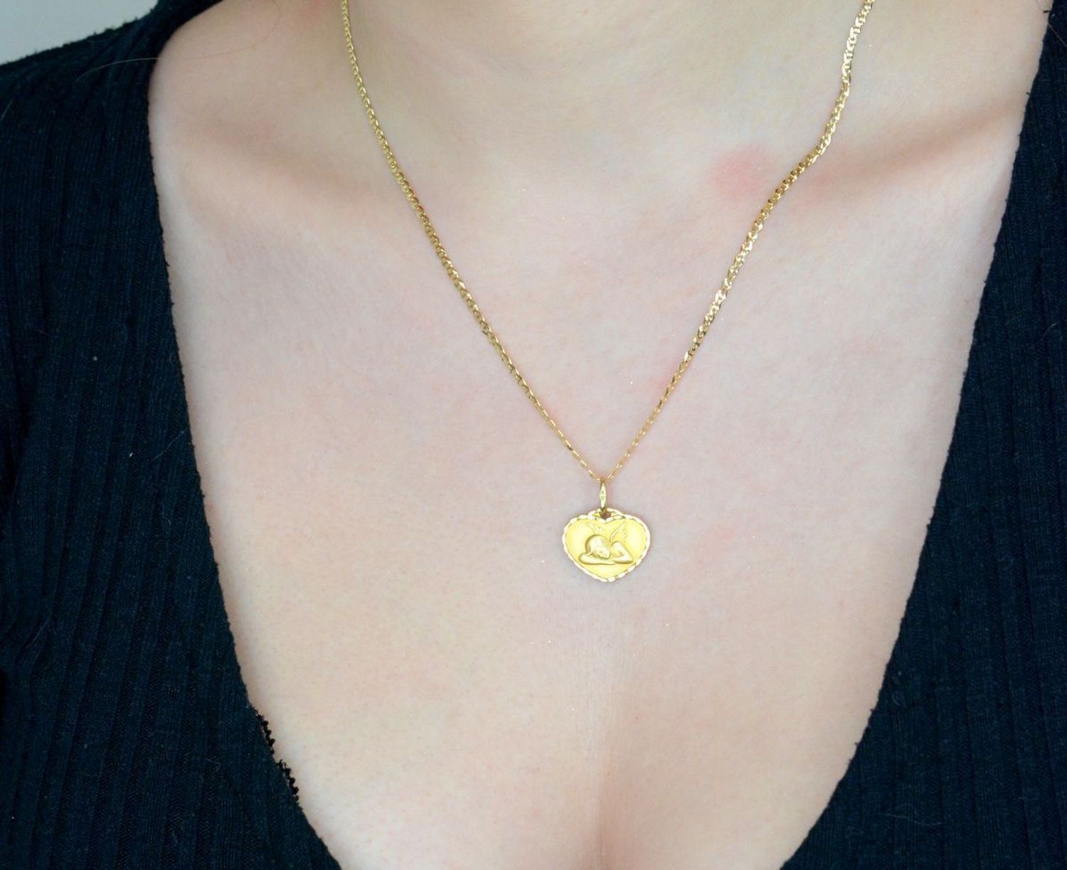 Zawieszka złota medalik z aniołkiem serce, próba 585 DIA-ZAW-0556-585.  Złoty medalik to wyjątkowa pamiątka na lata. Medalik dla dziecka. Medalik na chrzest. Medalik złoty na komunię.1.jpg