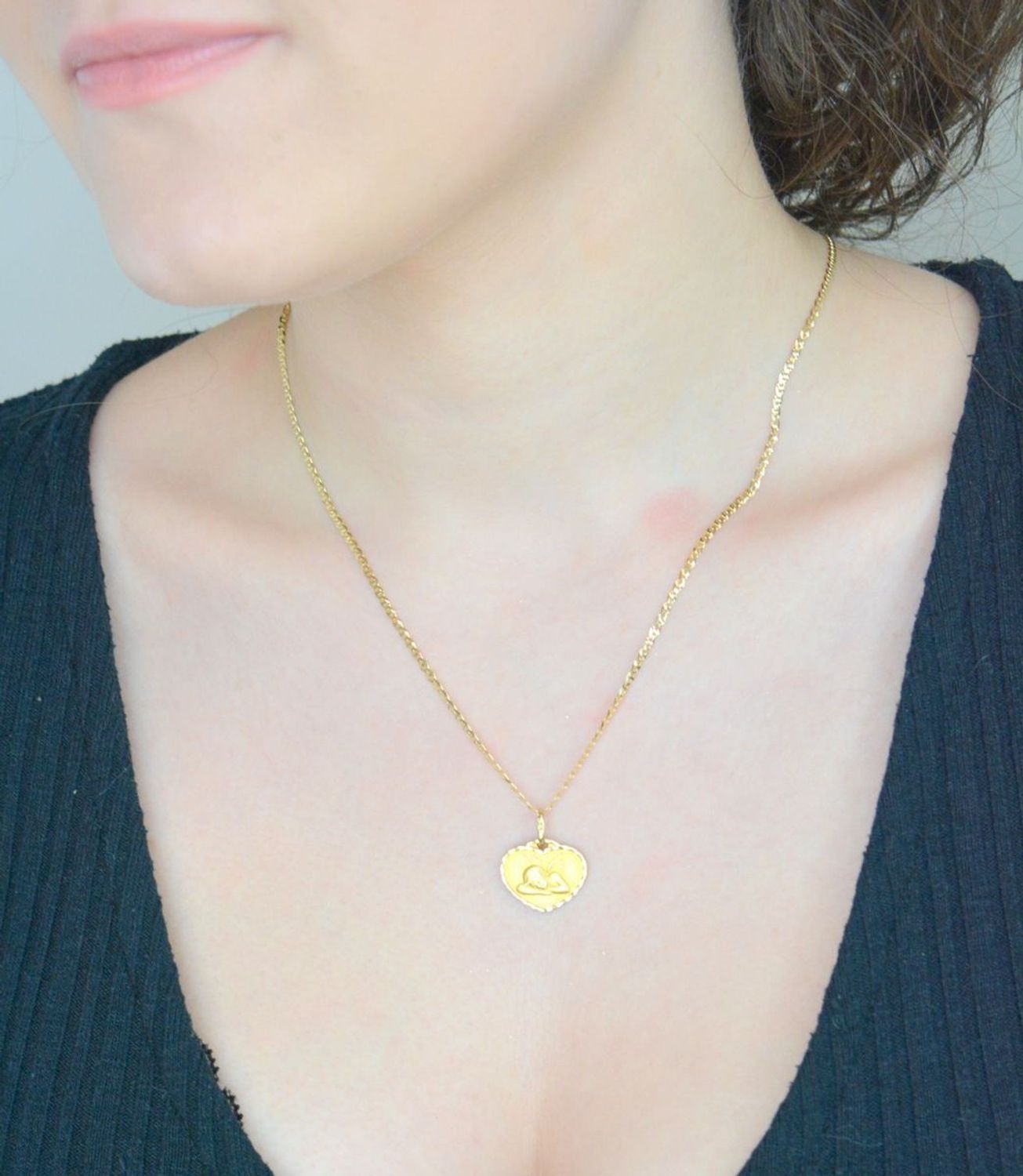 Zawieszka złota medalik z aniołkiem serce, próba 585 DIA-ZAW-0556-585.  Złoty medalik to wyjątkowa pamiątka na lata. Medalik dla dziecka. Medalik na chrzest. Medalik złoty na komunię.1.jpg