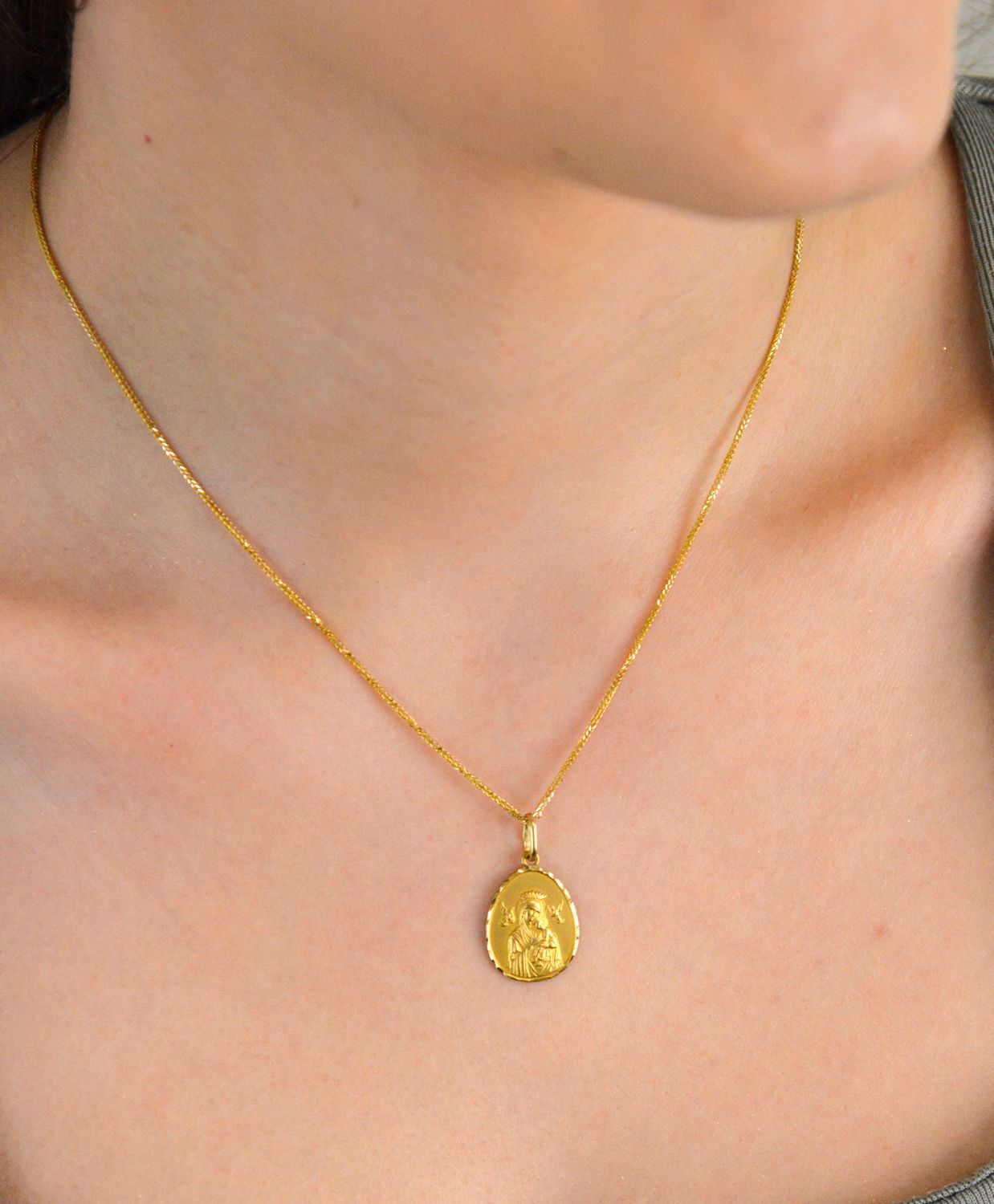 Złota zawieszka 585 medalik Matka Boska Nieustającej Pomocy DIA-ZAW-0557-585 Piękny medalik o bogatej symbolice religijnej. Religijną biżuterię 1.jpg