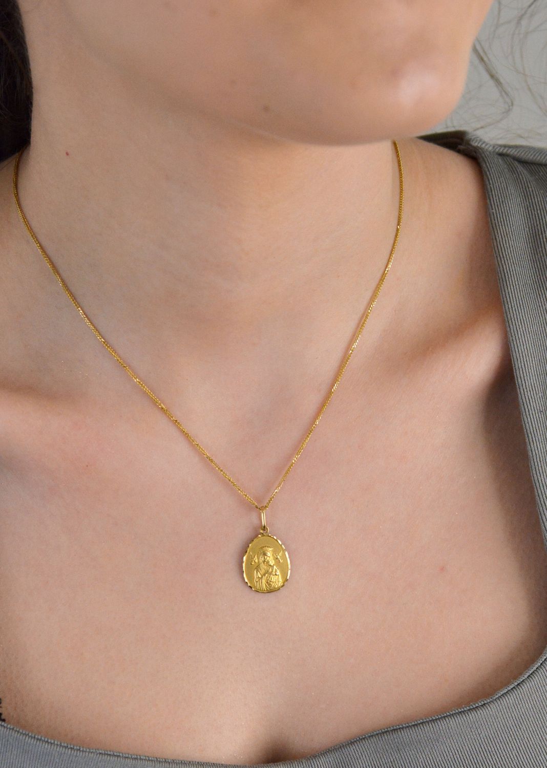 Złota zawieszka 585 medalik Matka Boska Nieustającej Pomocy DIA-ZAW-0557-585 Piękny medalik o bogatej symbolice religijnej. Religijną biżuterię 1.jpg