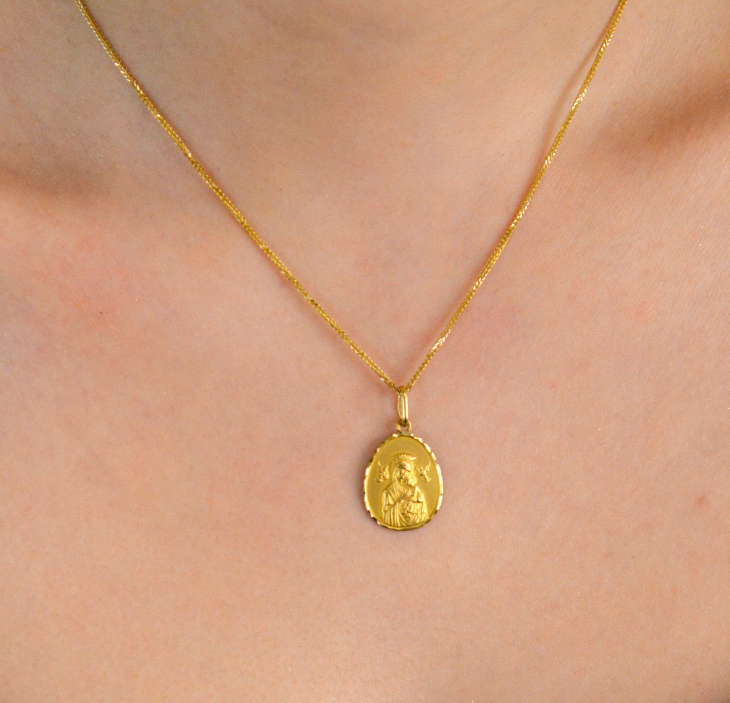 Złota zawieszka 585 medalik Matka Boska Nieustającej Pomocy DIA-ZAW-0557-585 Piękny medalik o bogatej symbolice religijnej. Religijną biżuterię 1.jpg