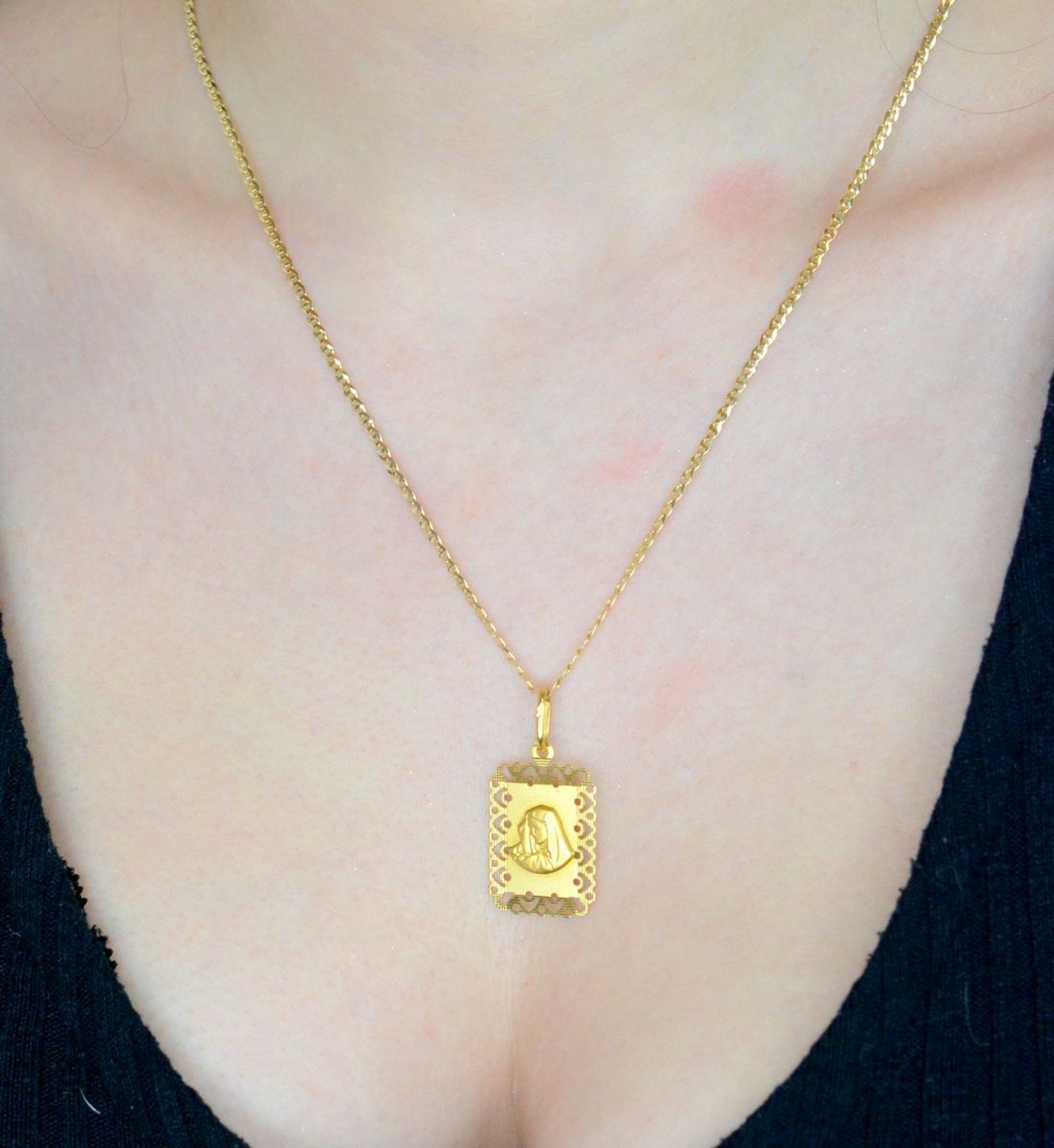 Zawieszka złota medalik Matka Boska Bolesna, próba 585 DIA-ZAW-0558-585. Złoty medalik to wyjątkowa pamiątka na lata.Medalik dla dziecka. Medalik na chrzest. Medalik złoty na komunię. Męski 1.jpg