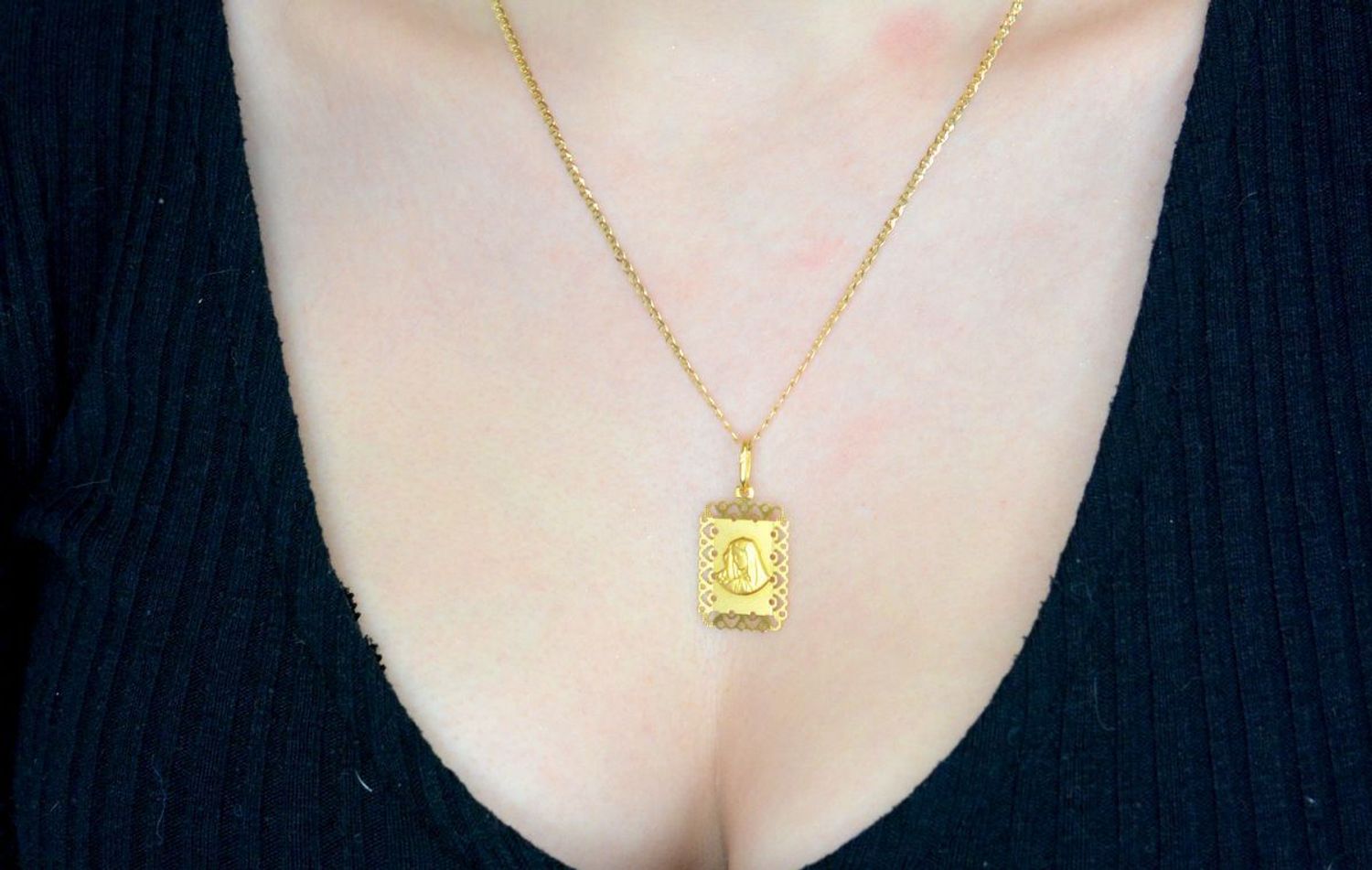 Zawieszka złota medalik Matka Boska Bolesna, próba 585 DIA-ZAW-0558-585. Złoty medalik to wyjątkowa pamiątka na lata.Medalik dla dziecka. Medalik na chrzest. Medalik złoty na komunię. Męski 1.jpg