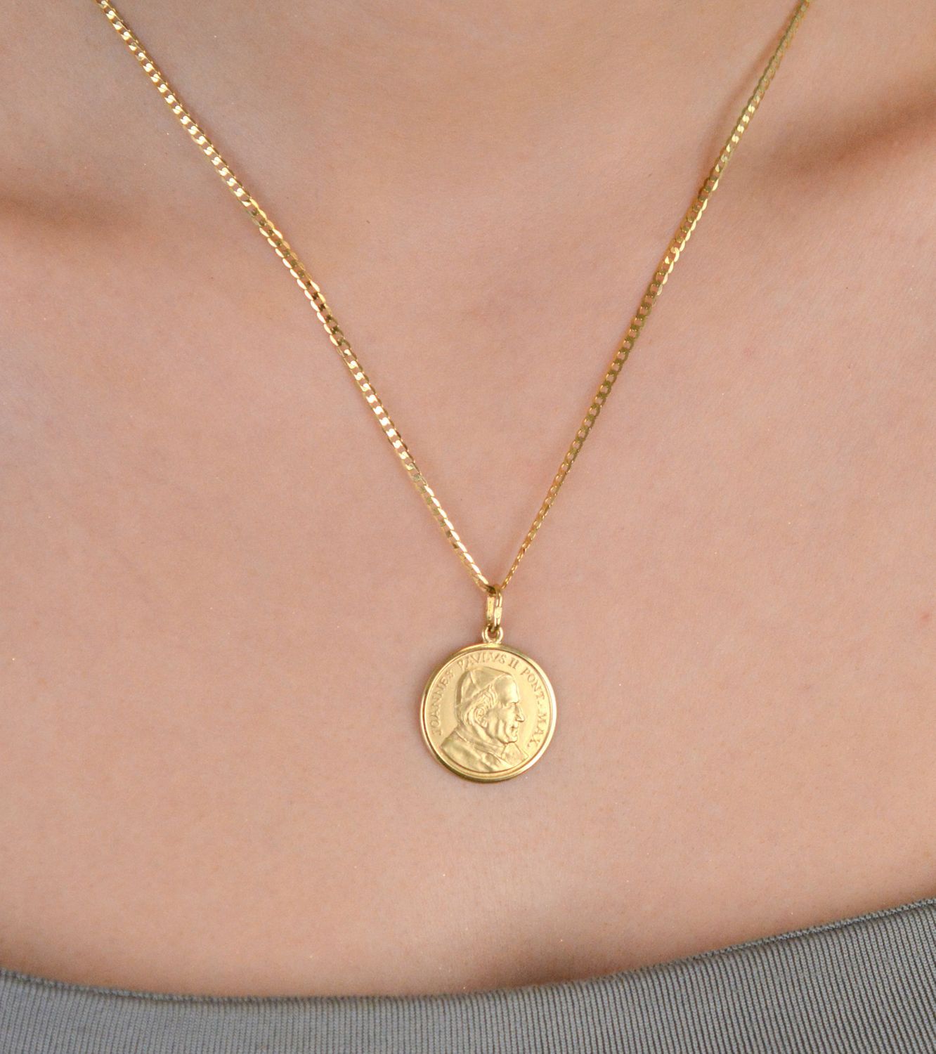 Zawieszka medalik złoty Święty Jan Paweł II DIA-ZAW-0559-585 Złoty medalik z wizerunkiem Świętego Jana Pawła II to doskonały upominek dla każdego kto ceni sobie postać papieża polaka.1.jpg