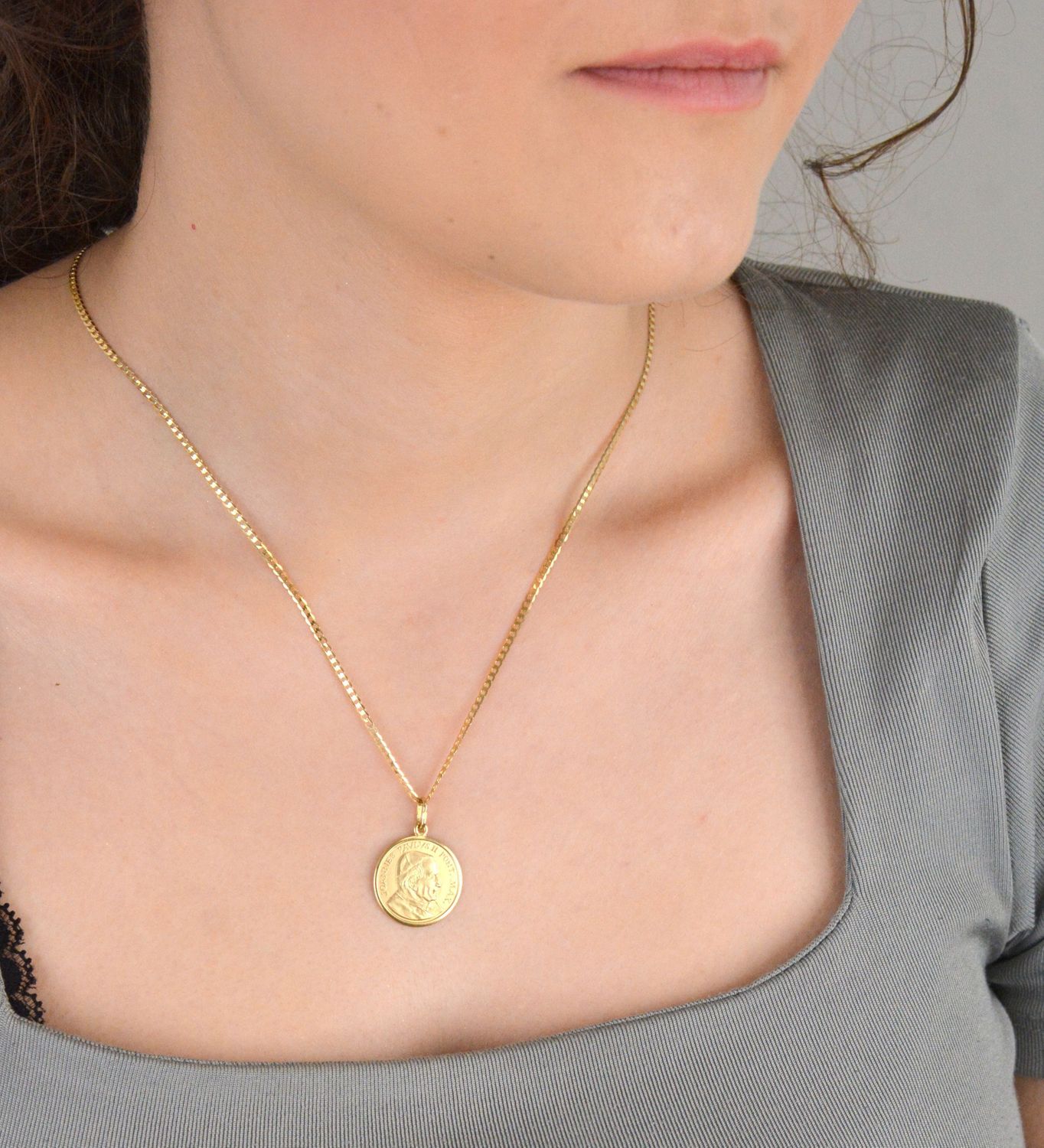 Zawieszka medalik złoty Święty Jan Paweł II DIA-ZAW-0559-585 Złoty medalik z wizerunkiem Świętego Jana Pawła II to doskonały upominek dla każdego kto ceni sobie postać papieża polaka.1.jpg