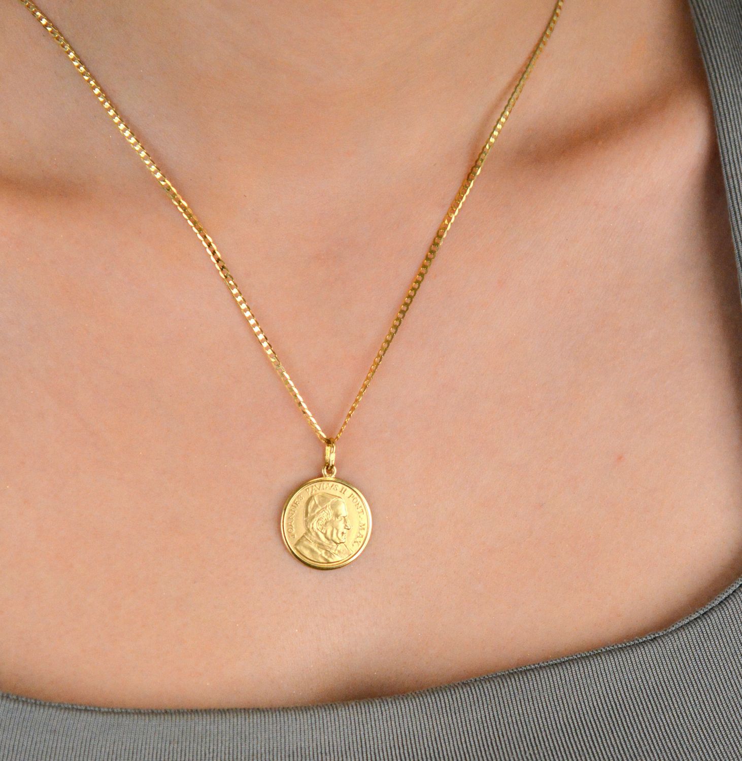 Zawieszka medalik złoty Święty Jan Paweł II DIA-ZAW-0559-585 Złoty medalik z wizerunkiem Świętego Jana Pawła II to doskonały upominek dla każdego kto ceni sobie postać papieża polaka.1.jpg