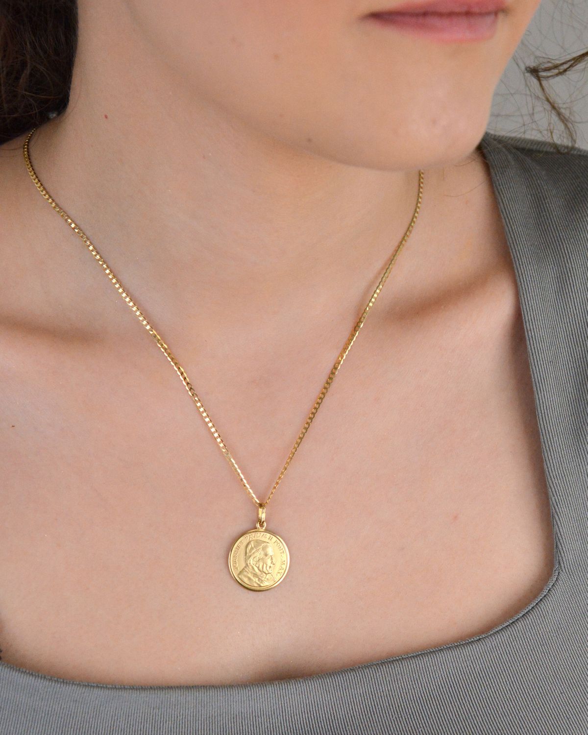 Zawieszka medalik złoty Święty Jan Paweł II DIA-ZAW-0559-585 Złoty medalik z wizerunkiem Świętego Jana Pawła II to doskonały upominek dla każdego kto ceni sobie postać papieża polaka.1.jpg