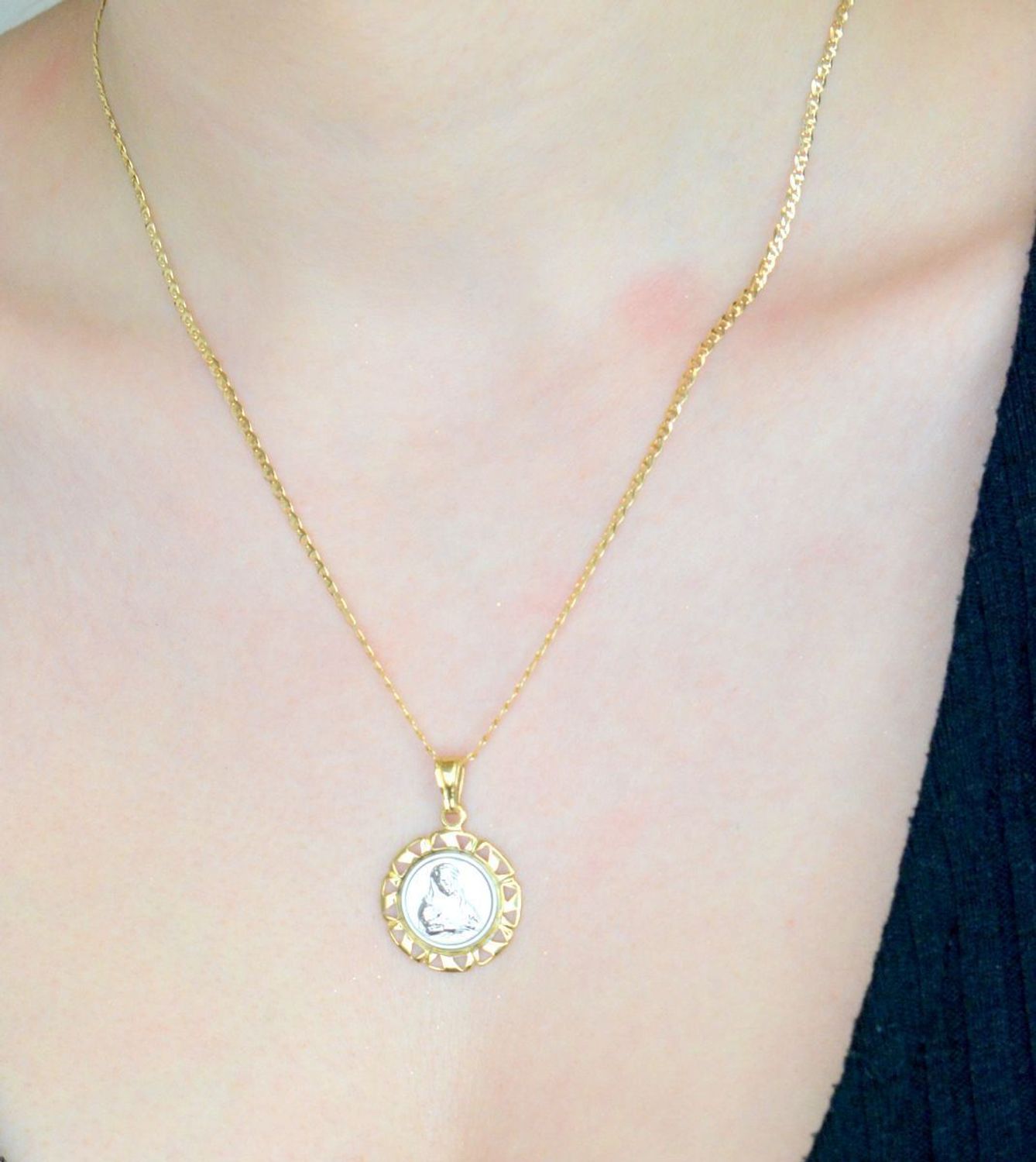 Medalik z białego złota Matka Boska z Dzieciątkiem, zawieszka pr 585 DIA-ZAW-0561-585. Złoty medalik to wyjątkowa pamiątka na lata.Medalik dla dziecka. Medalik na chrzest. Medalik złoty na 1.jpg