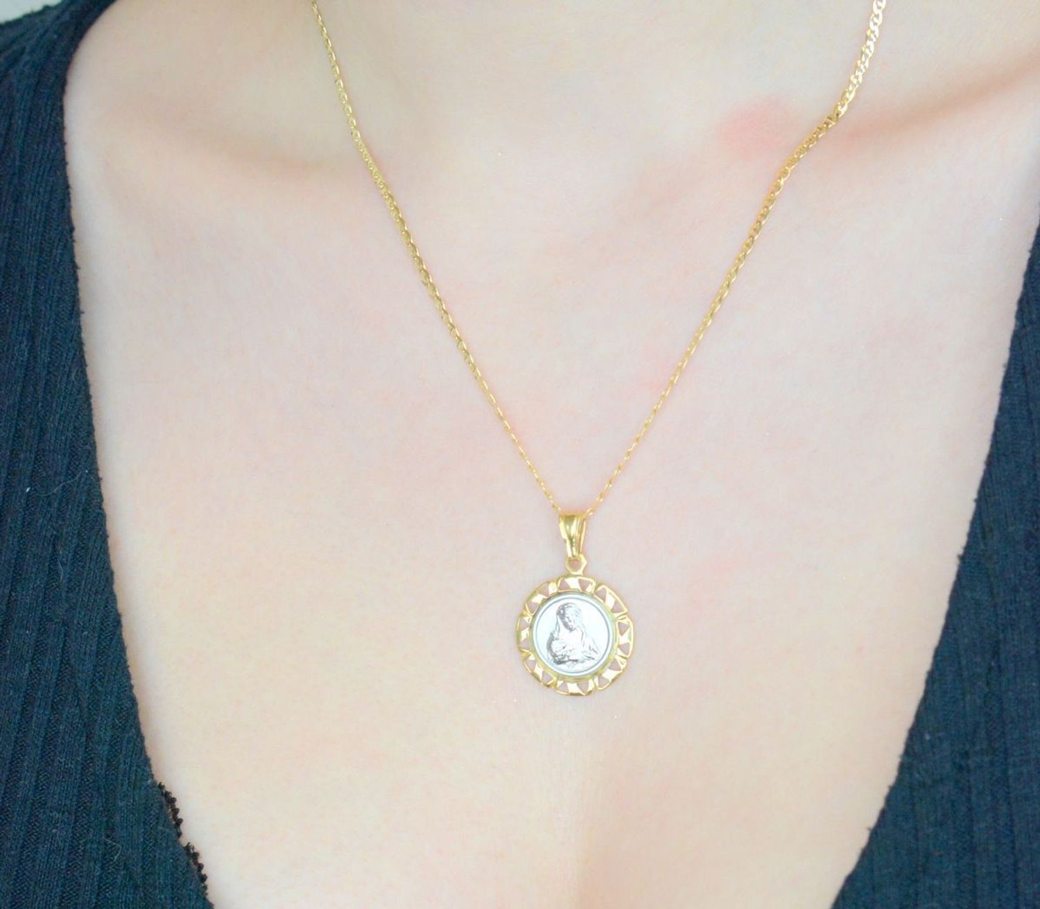 Medalik z białego złota Matka Boska z Dzieciątkiem, zawieszka pr 585 DIA-ZAW-0561-585. Złoty medalik to wyjątkowa pamiątka na lata.Medalik dla dziecka. Medalik na chrzest. Medalik złoty na 1.jpg