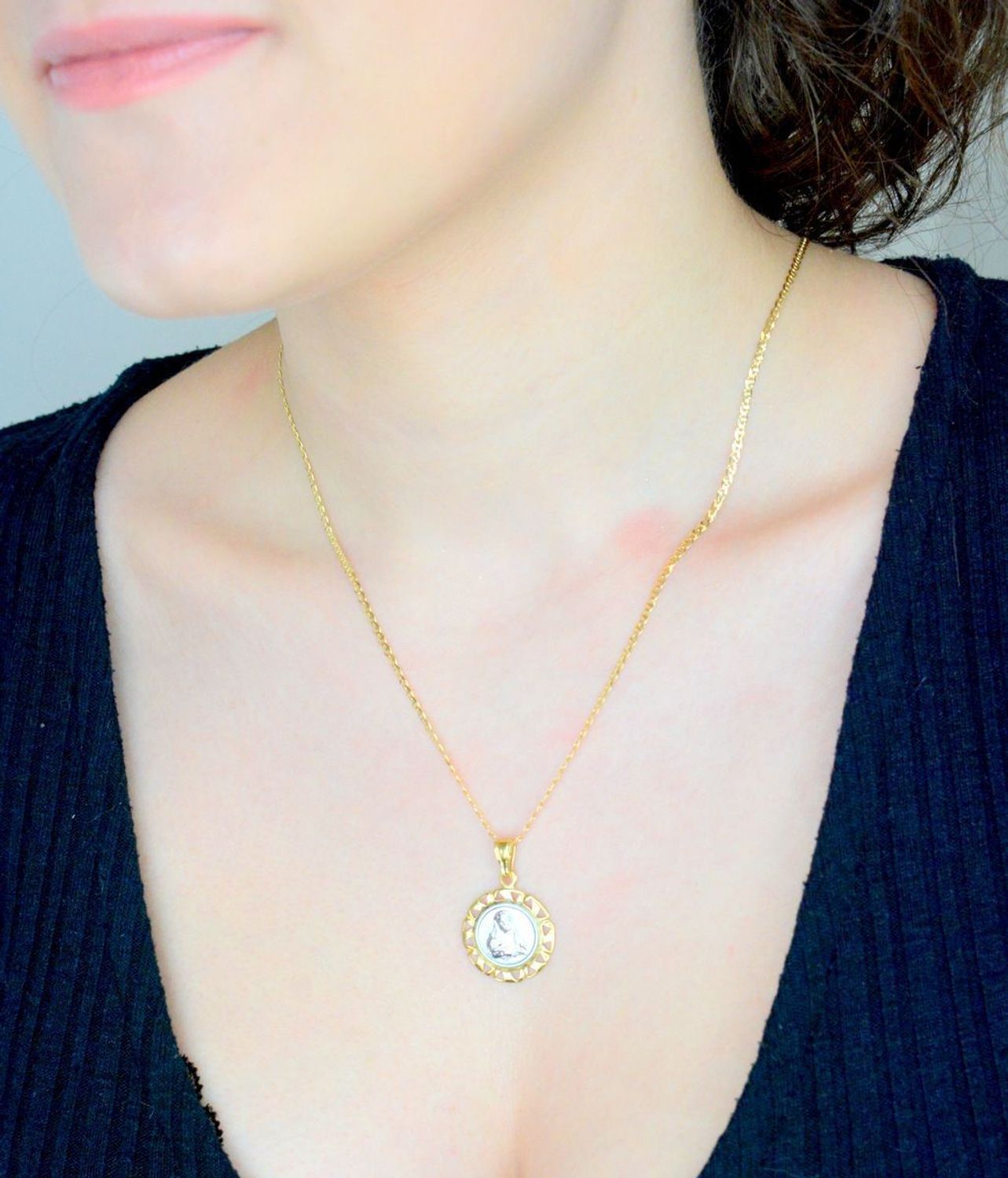 Medalik z białego złota Matka Boska z Dzieciątkiem, zawieszka pr 585 DIA-ZAW-0561-585. Złoty medalik to wyjątkowa pamiątka na lata.Medalik dla dziecka. Medalik na chrzest. Medalik złoty na 1.jpg