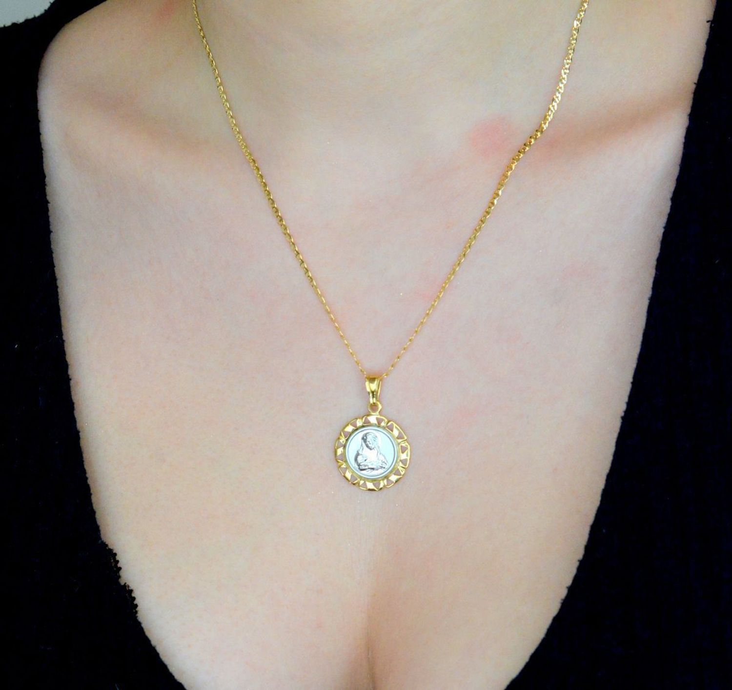 Medalik z białego złota Matka Boska z Dzieciątkiem, zawieszka pr 585 DIA-ZAW-0561-585. Złoty medalik to wyjątkowa pamiątka na lata.Medalik dla dziecka. Medalik na chrzest. Medalik złoty na 1.jpg