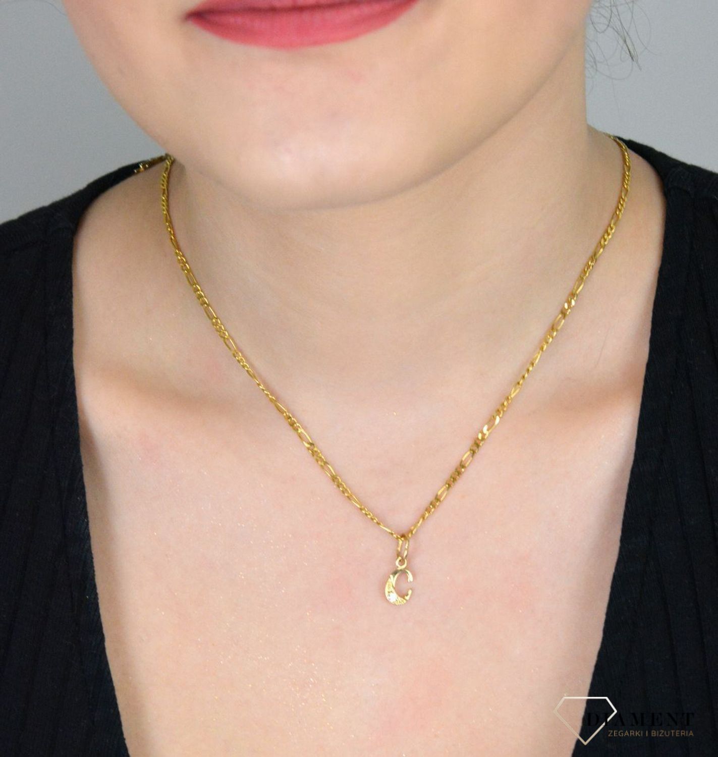 Zawieszka złota Literka C z cyrkonią, pr 585, DIA-ZAW-0565-585 Jedyna w swoim rodzaju złota zawieszka w kształcie literki C, ozdobiona cyrkonią. Wisiorek został wykonany z najwyższej jakości 1.jpg