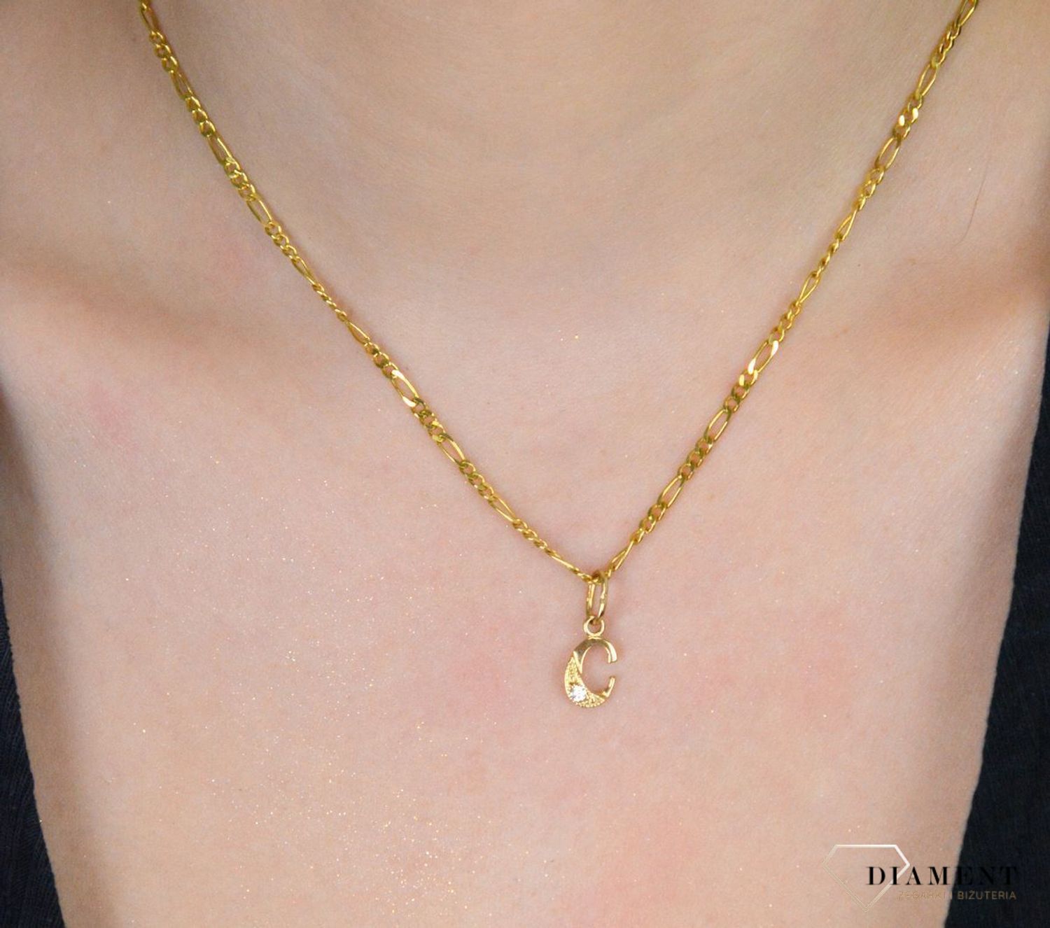 Zawieszka złota Literka C z cyrkonią, pr 585, DIA-ZAW-0565-585 Jedyna w swoim rodzaju złota zawieszka w kształcie literki C, ozdobiona cyrkonią. Wisiorek został wykonany z najwyższej jakości 1.jpg