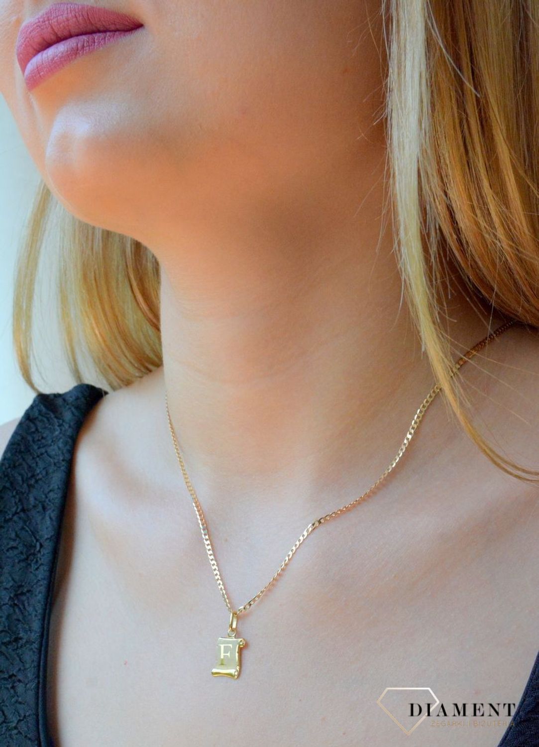 zlota-zawieszka-literka-f-na-papirusie-dia-zaw-10029-333.-wisiorek-zostal-wykonany-z-najwyzszej-jakosci-zlota-proby-333-na-papirusie.-zloty-wisiorek-literka-f-na-papirusie.-zawieszka-damska-z-literka.-idealna-zawieszka-na-prez.jpg