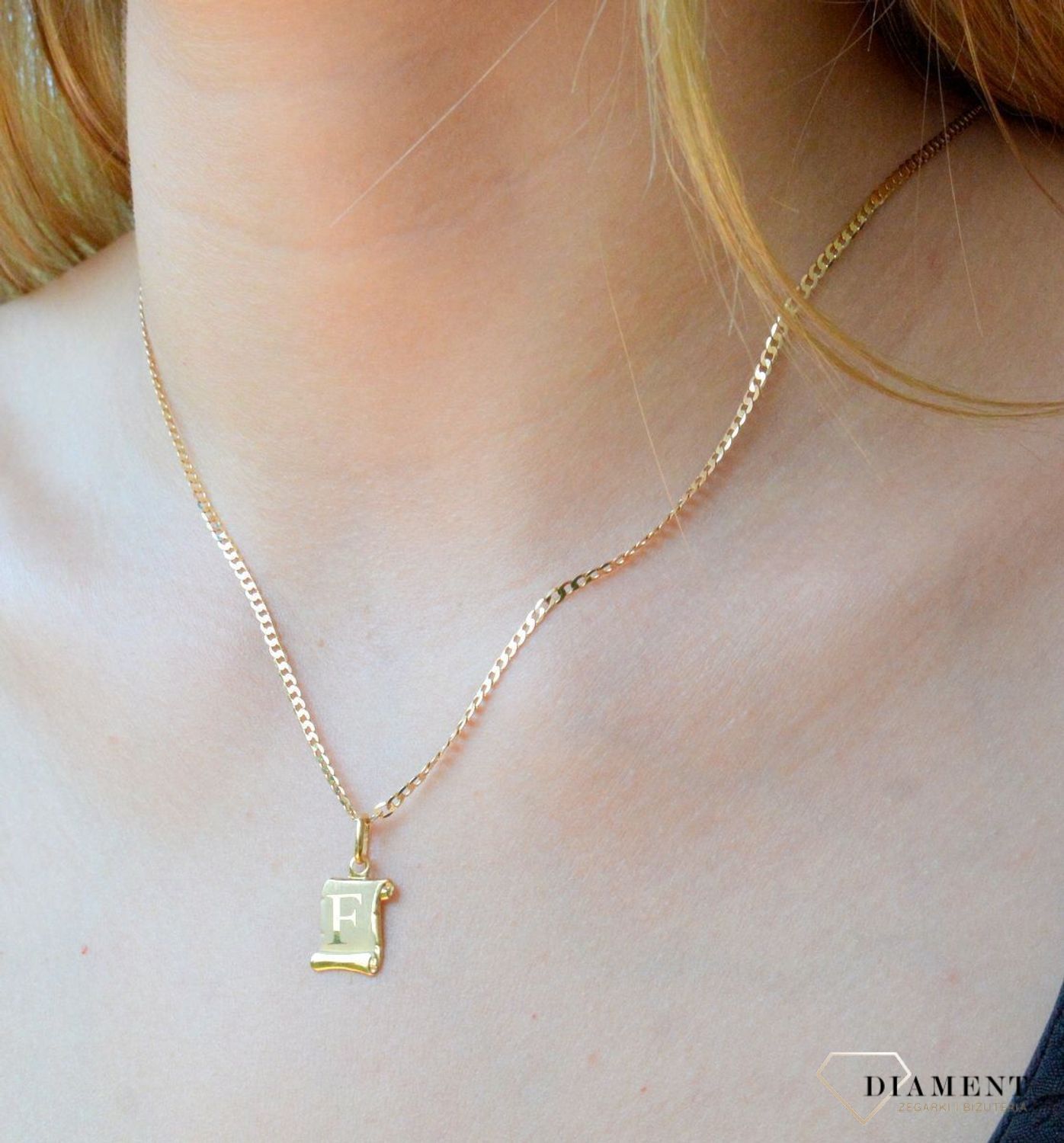 zlota-zawieszka-literka-f-na-papirusie-dia-zaw-10029-333.-wisiorek-zostal-wykonany-z-najwyzszej-jakosci-zlota-proby-333-na-papirusie.-zloty-wisiorek-literka-f-na-papirusie.-zawieszka-damska-z-literka.-idealna-zawieszka-na-prez.jpg