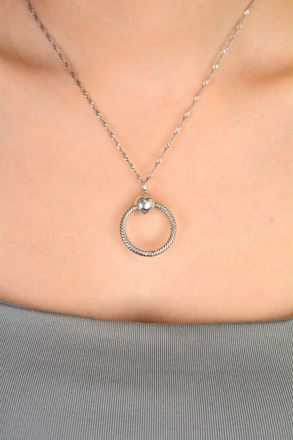 Zawieszka srebrna typy Pandorka okrągła próba 585 DIA-ZAW-0617-925 Zawieszka srebrna typu Pandorka to subtelny i symboliczny dodatek do Twojej kolekcji biżuterii modułowej. 2.jpg