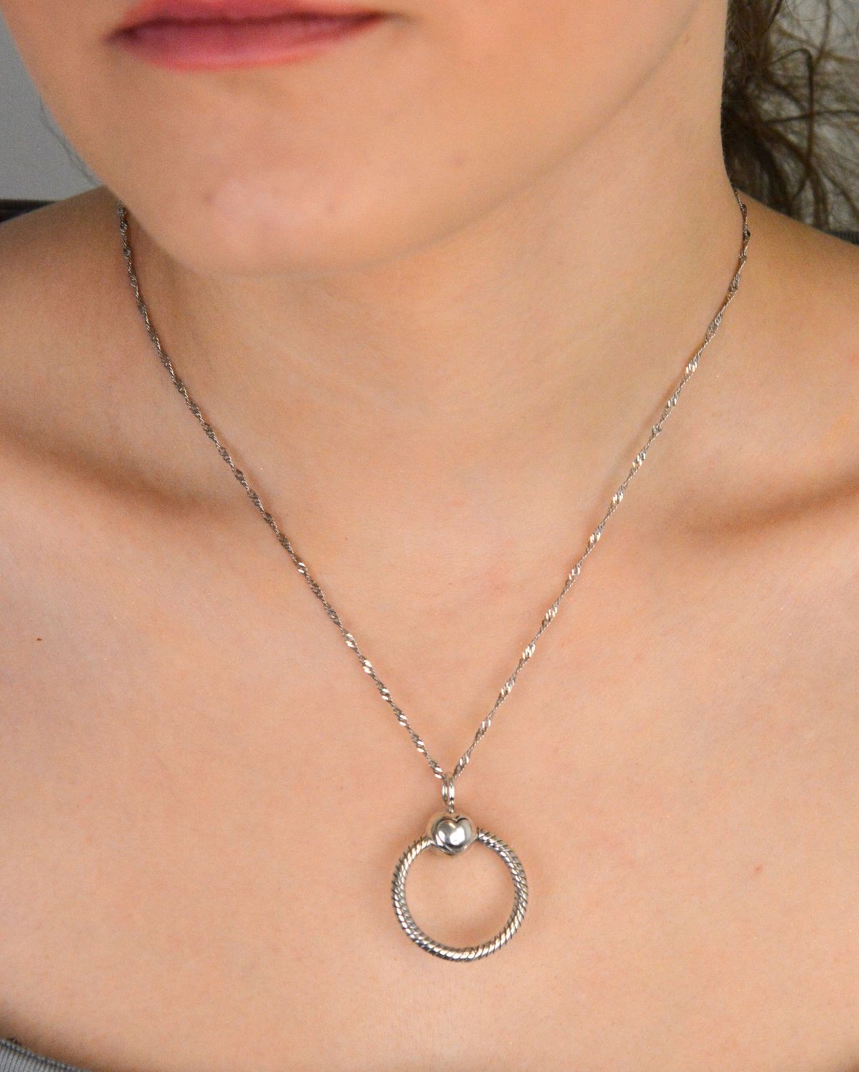 Zawieszka srebrna typy Pandorka okrągła próba 585 DIA-ZAW-0617-925 Zawieszka srebrna typu Pandorka to subtelny i symboliczny dodatek do Twojej kolekcji biżuterii modułowej. 2.jpg