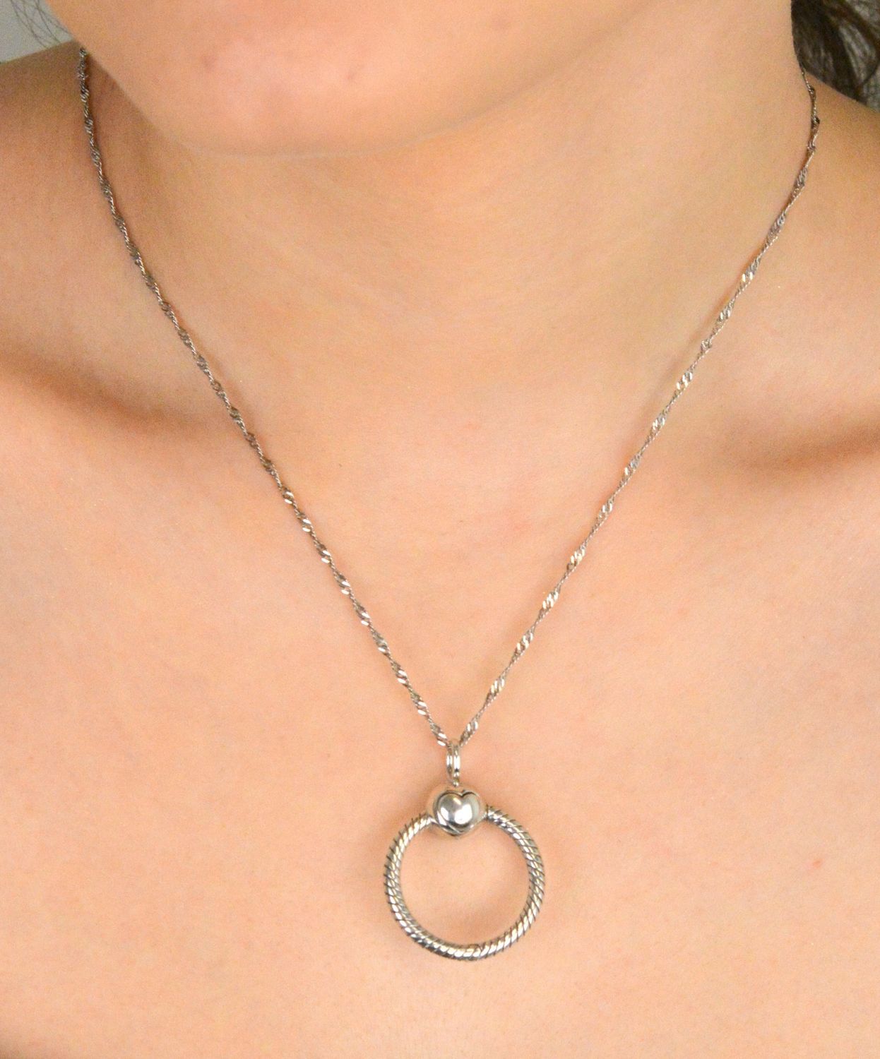 Zawieszka srebrna typy Pandorka okrągła próba 585 DIA-ZAW-0617-925 Zawieszka srebrna typu Pandorka to subtelny i symboliczny dodatek do Twojej kolekcji biżuterii modułowej. 2.jpg