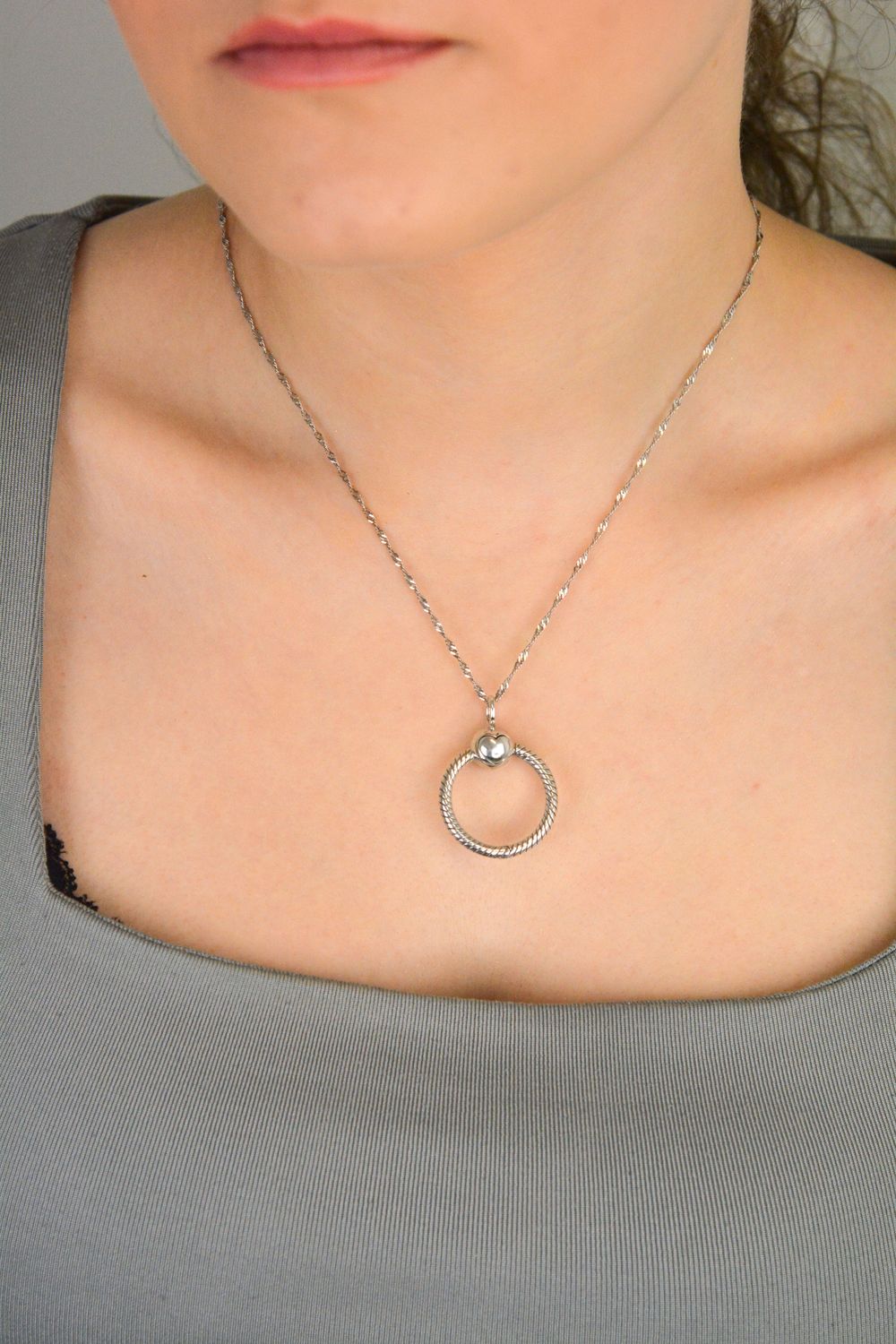 Zawieszka srebrna typy Pandorka okrągła próba 585 DIA-ZAW-0617-925 Zawieszka srebrna typu Pandorka to subtelny i symboliczny dodatek do Twojej kolekcji biżuterii modułowej. 2.jpg