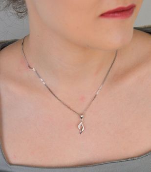 Zawieszka srebrna zdobiona cyrkoniami próba 925, DIA-ZAW-0796-925 Ta zawieszka to esencja klasycznej elegancji z nutą nowoczesnego blasku. Wykonana ze srebra najwyższej próby 925, (1).JPG
