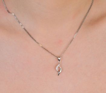 Zawieszka srebrna zdobiona cyrkoniami próba 925, DIA-ZAW-0796-925 Ta zawieszka to esencja klasycznej elegancji z nutą nowoczesnego blasku. Wykonana ze srebra najwyższej próby 925, (3).JPG