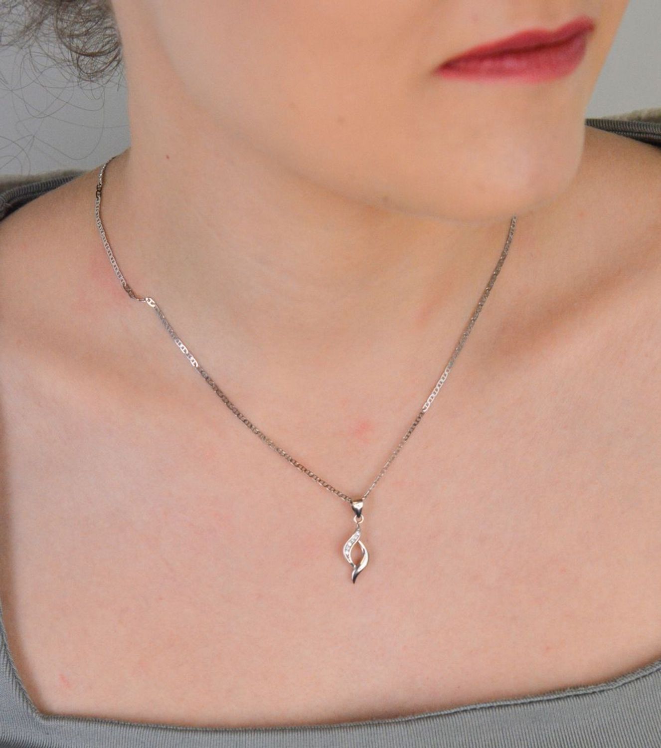 Zawieszka srebrna zdobiona cyrkoniami próba 925, DIA-ZAW-0796-925 Ta zawieszka to esencja klasycznej elegancji z nutą nowoczesnego blasku. Wykonana ze srebra najwyższej próby 925,1.jpg