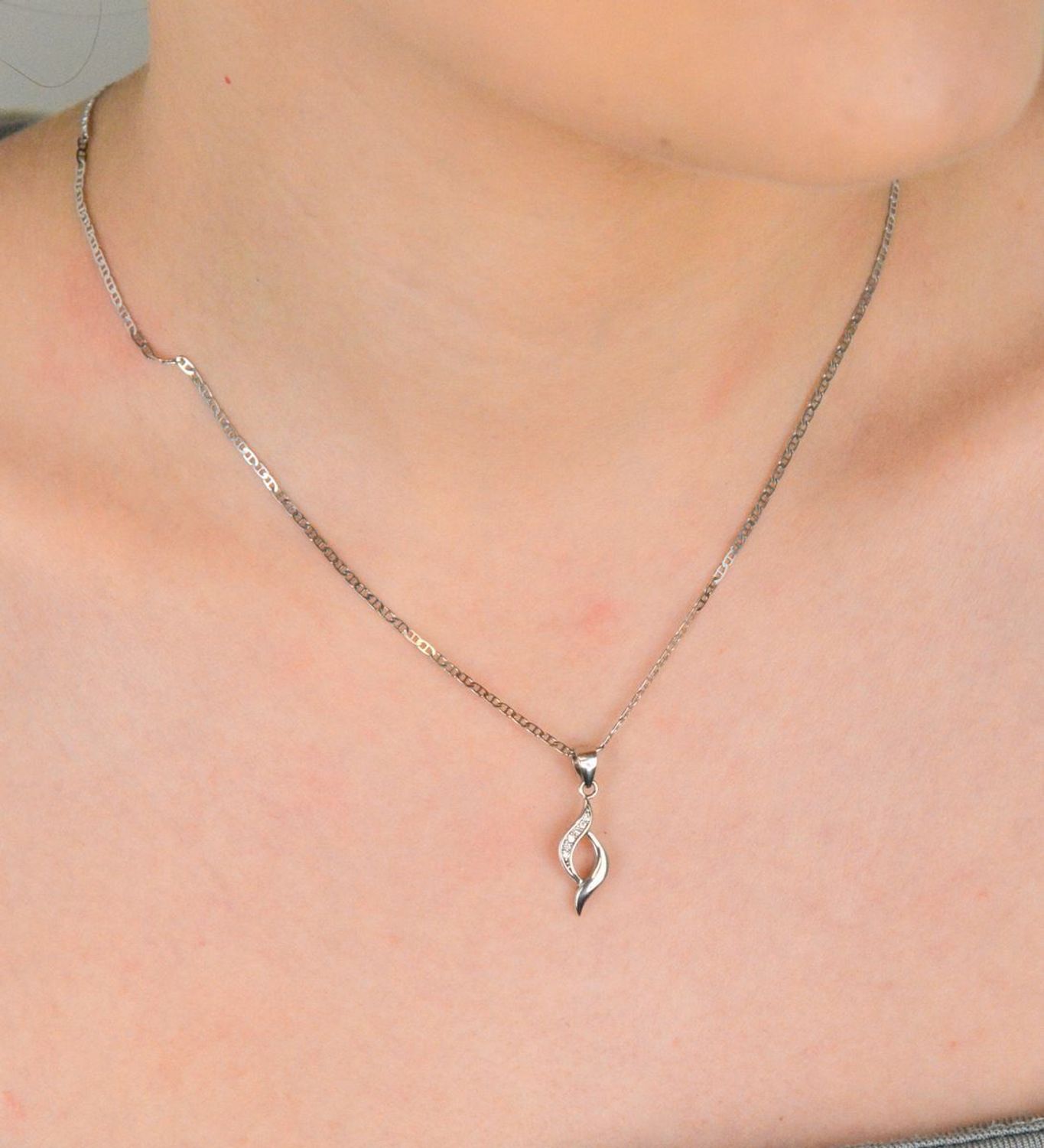 Zawieszka srebrna zdobiona cyrkoniami próba 925, DIA-ZAW-0796-925 Ta zawieszka to esencja klasycznej elegancji z nutą nowoczesnego blasku. Wykonana ze srebra najwyższej próby 925,1.jpg