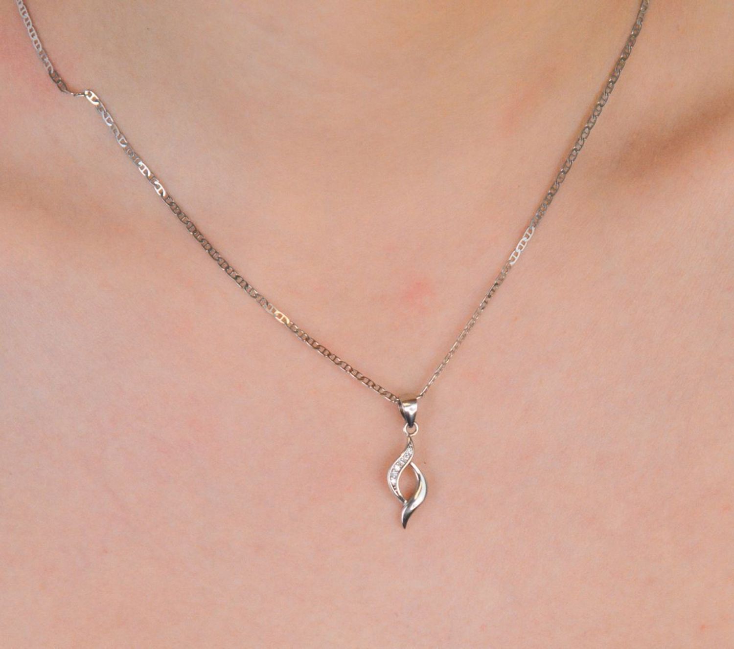 Zawieszka srebrna zdobiona cyrkoniami próba 925, DIA-ZAW-0796-925 Ta zawieszka to esencja klasycznej elegancji z nutą nowoczesnego blasku. Wykonana ze srebra najwyższej próby 925,1.jpg