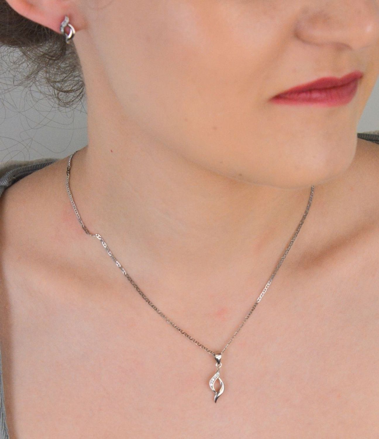 Zawieszka srebrna zdobiona cyrkoniami próba 925, DIA-ZAW-0796-925 Ta zawieszka to esencja klasycznej elegancji z nutą nowoczesnego blasku. Wykonana ze srebra najwyższej próby 925,1.jpg