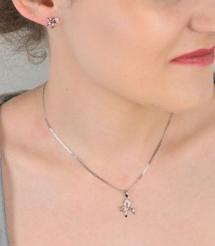 Zawieszka srebrna próba 925 kokardka z cyrkoniami DIA-ZAW-0799-925 Elegancka zawieszka srebrna w kształcie kokardki, wykonana z srebra próby 925 i ozdobiona subtelnymi cyrkoniami, (1).JPG