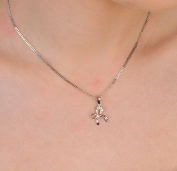 Zawieszka srebrna próba 925 kokardka z cyrkoniami DIA-ZAW-0799-925 Elegancka zawieszka srebrna w kształcie kokardki, wykonana z srebra próby 925 i ozdobiona subtelnymi cyrkoniami, (2).JPG