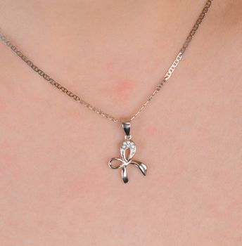 Zawieszka srebrna próba 925 kokardka z cyrkoniami DIA-ZAW-0799-925 Elegancka zawieszka srebrna w kształcie kokardki, wykonana z srebra próby 925 i ozdobiona subtelnymi cyrkoniami, (4).JPG