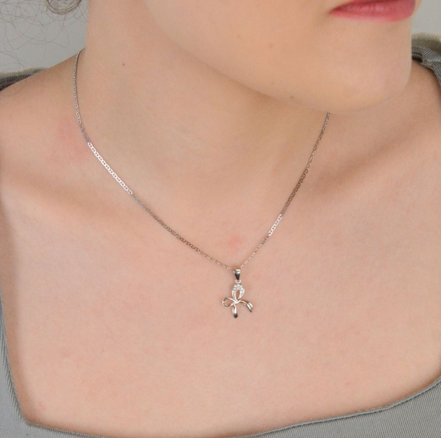 Zawieszka srebrna próba 925 kokardka z cyrkoniami DIA-ZAW-0799-925 Elegancka zawieszka srebrna w kształcie kokardki, wykonana z srebra próby 925 i ozdobiona subtelnymi cyrkoniami,1.jpg