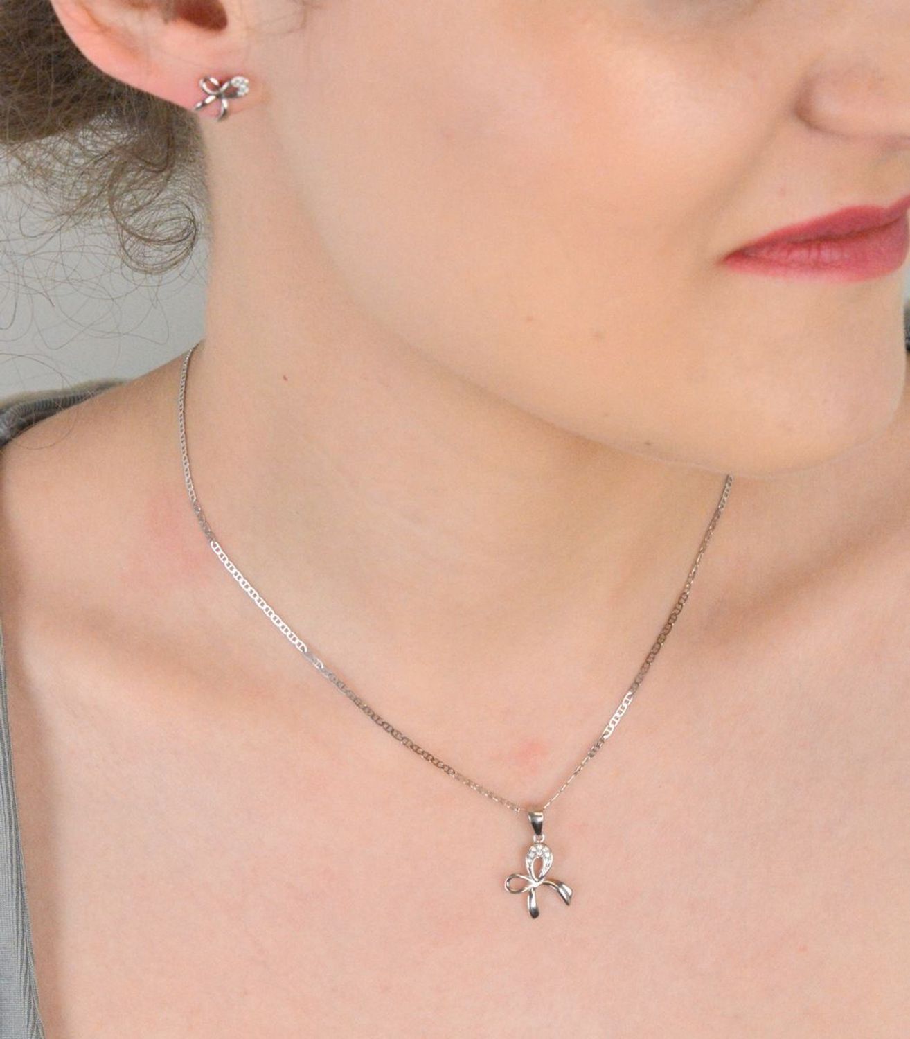 Zawieszka srebrna próba 925 kokardka z cyrkoniami DIA-ZAW-0799-925 Elegancka zawieszka srebrna w kształcie kokardki, wykonana z srebra próby 925 i ozdobiona subtelnymi cyrkoniami,1.jpg