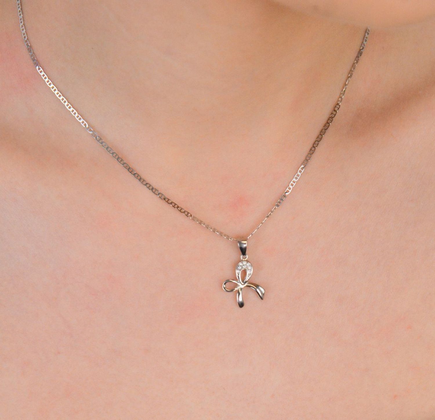 Zawieszka srebrna próba 925 kokardka z cyrkoniami DIA-ZAW-0799-925 Elegancka zawieszka srebrna w kształcie kokardki, wykonana z srebra próby 925 i ozdobiona subtelnymi cyrkoniami,1.jpg