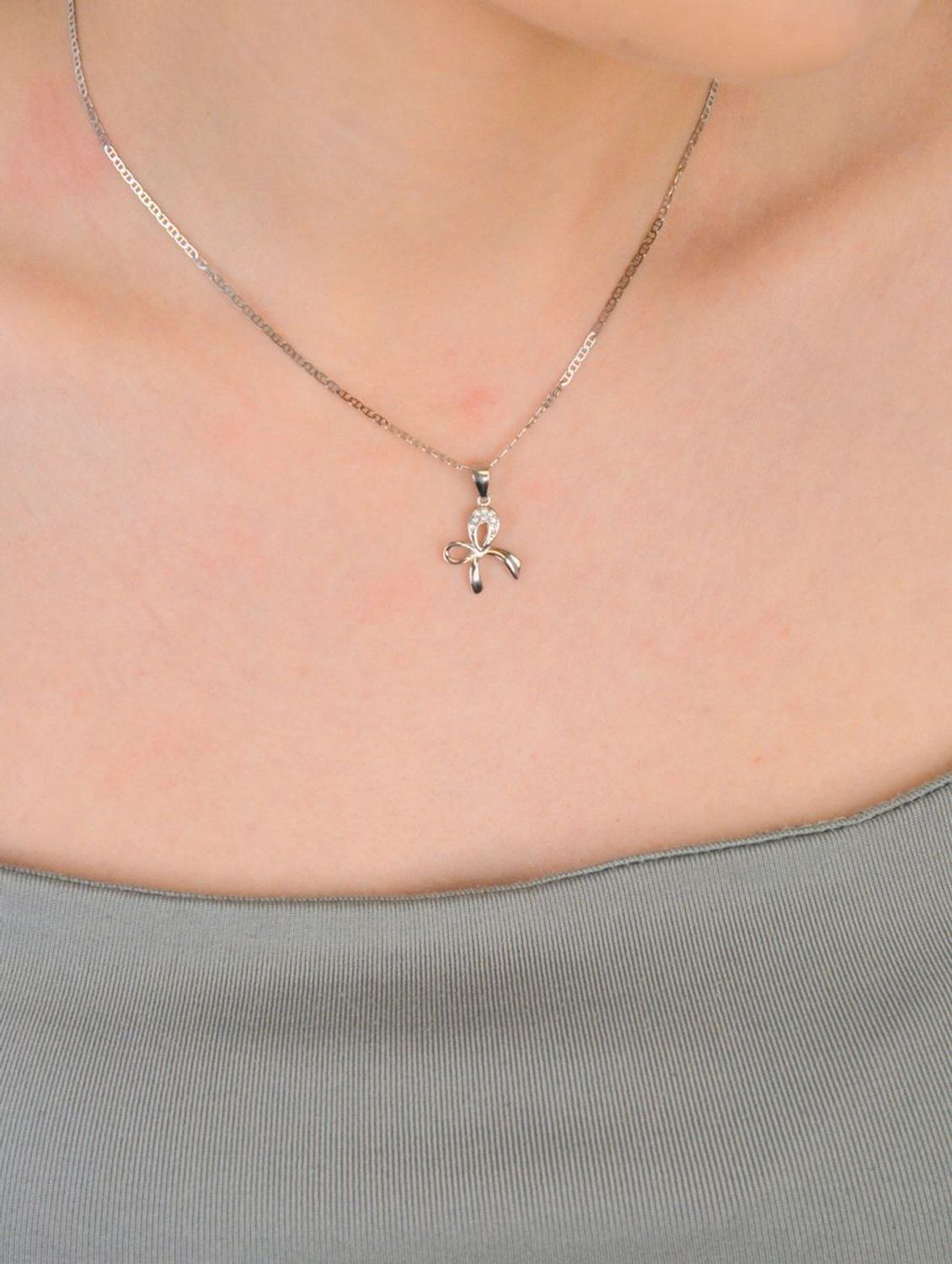 Zawieszka srebrna próba 925 kokardka z cyrkoniami DIA-ZAW-0799-925 Elegancka zawieszka srebrna w kształcie kokardki, wykonana z srebra próby 925 i ozdobiona subtelnymi cyrkoniami,1.jpg