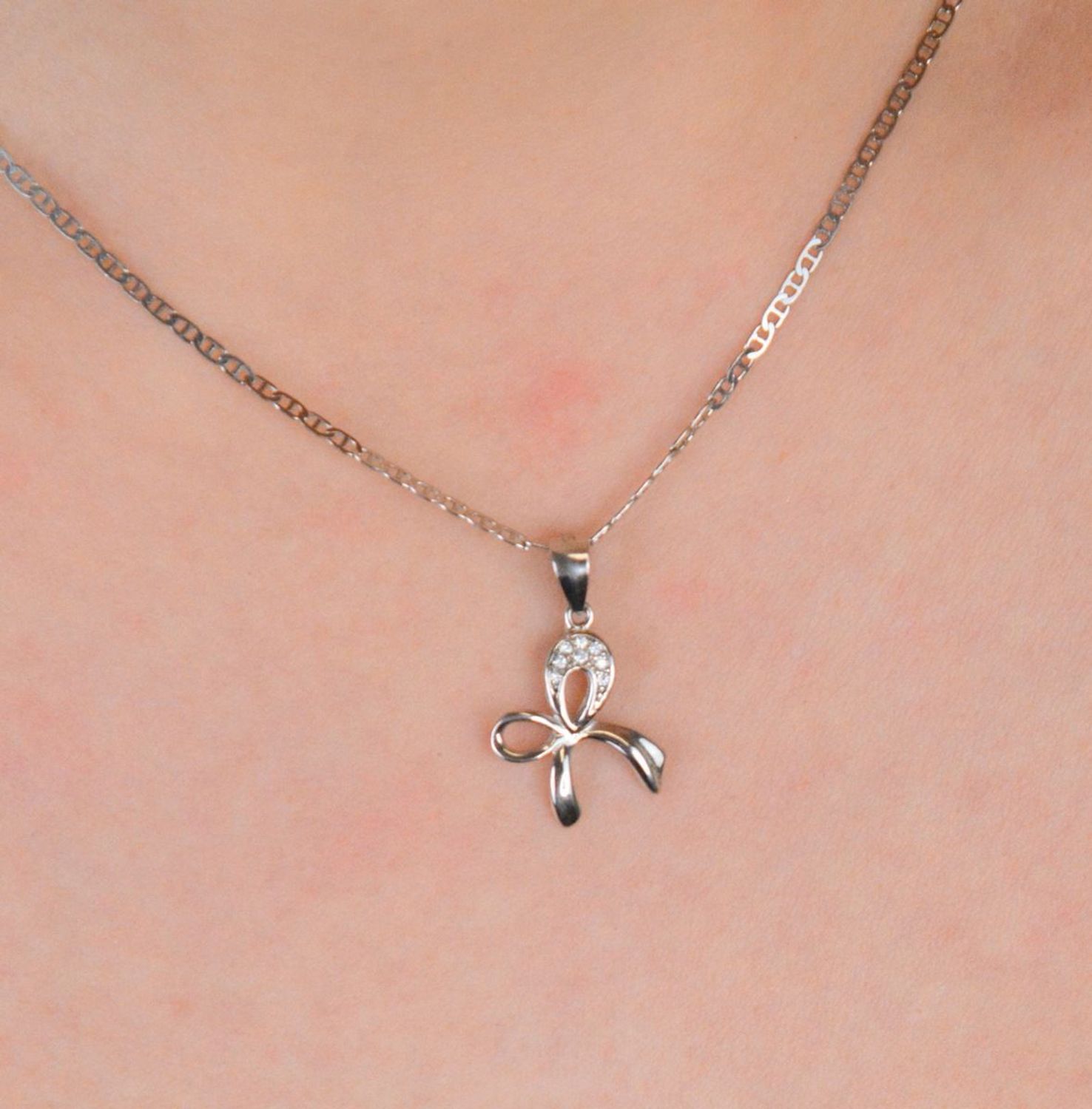 Zawieszka srebrna próba 925 kokardka z cyrkoniami DIA-ZAW-0799-925 Elegancka zawieszka srebrna w kształcie kokardki, wykonana z srebra próby 925 i ozdobiona subtelnymi cyrkoniami,1.jpg