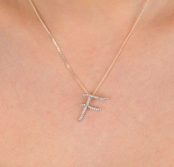 Zawieszka srebrna próba 925, literka F zdobiona cyrkoniami DIA-ZAW-0802-925 Stylowa zawieszka wykonana ze srebra najwyższej jakości (próba 925), przedstawiająca literkę F ozdobioną połyskującymi cyrkoniami (1).JPG
