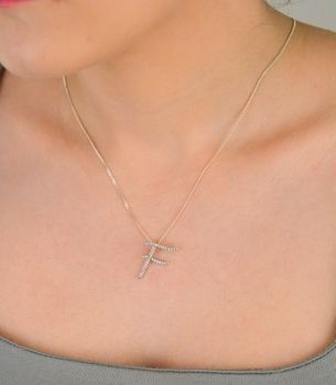 Zawieszka srebrna próba 925, literka F zdobiona cyrkoniami DIA-ZAW-0802-925 Stylowa zawieszka wykonana ze srebra najwyższej jakości (próba 925), przedstawiająca literkę F ozdobioną połyskującymi cyrkoniami (2).JPG